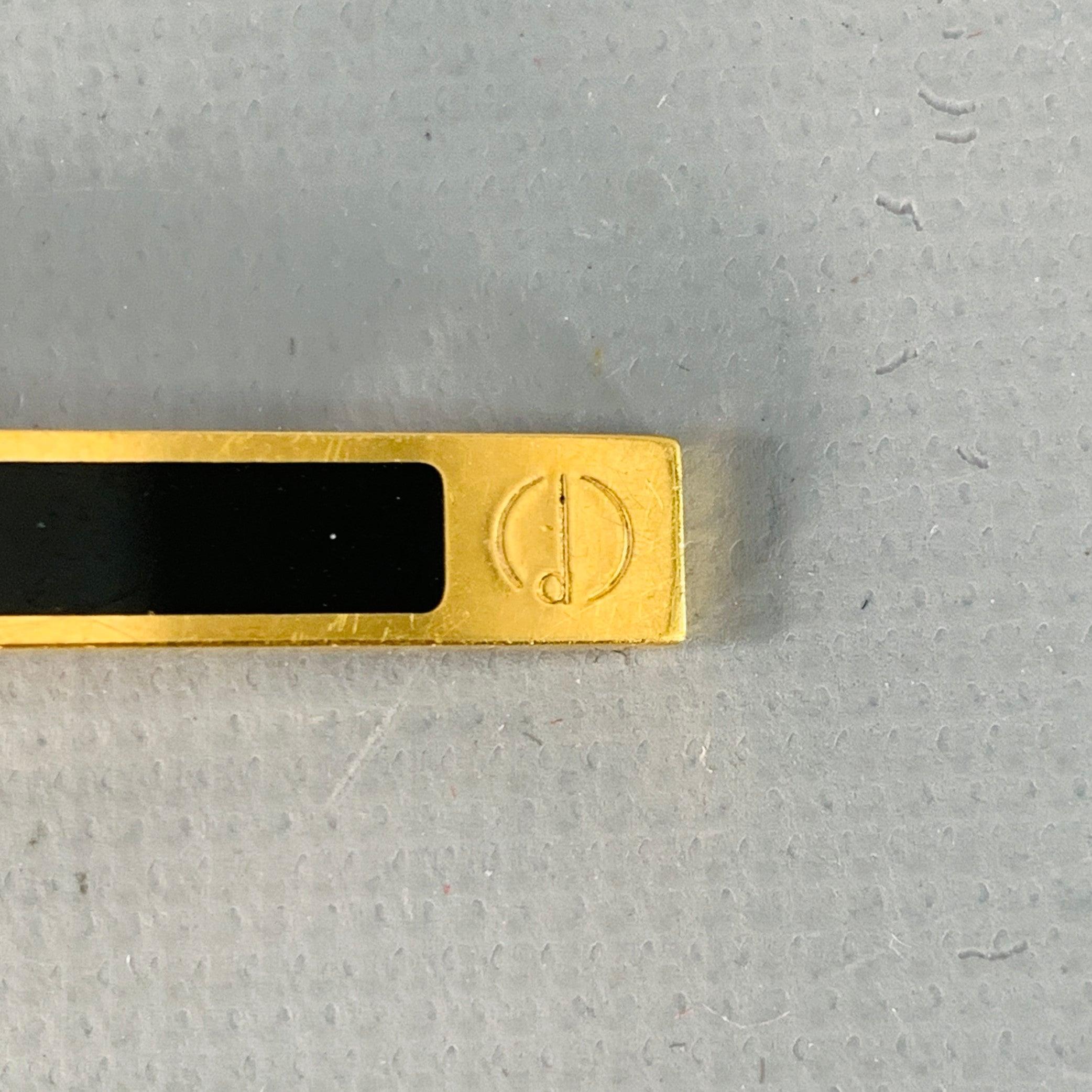 Vintage DUNHILL
Krawattenklammer aus goldfarbenem Metall mit schwarzem Streifen und Monogramm, in ausgezeichnetem, gebrauchtem Zustand, Breite: 2,25 Zoll 
  
  
 
Sui Generis-Referenz: 141035
Kategorie: Krawattenklammer
Mehr Details
    
Marke: 