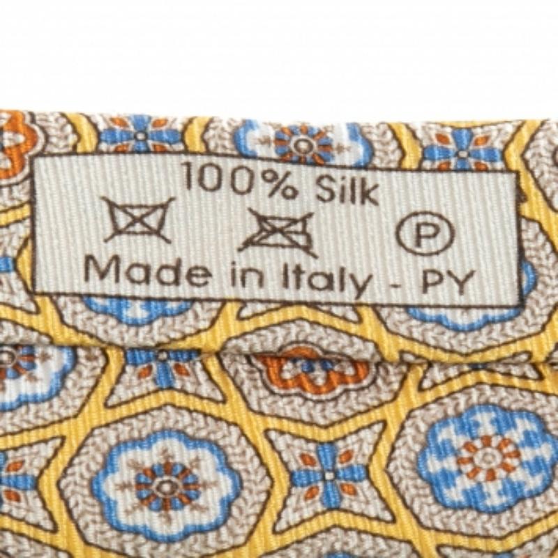 This Dunhill tie is a perfect formal accessory that has a sharp and modern appeal. Made from silk, it features a yellow shade, intricate patterns, and the brand label neatly stitched at the back. It is sure to add oodles of style to your blazers.
