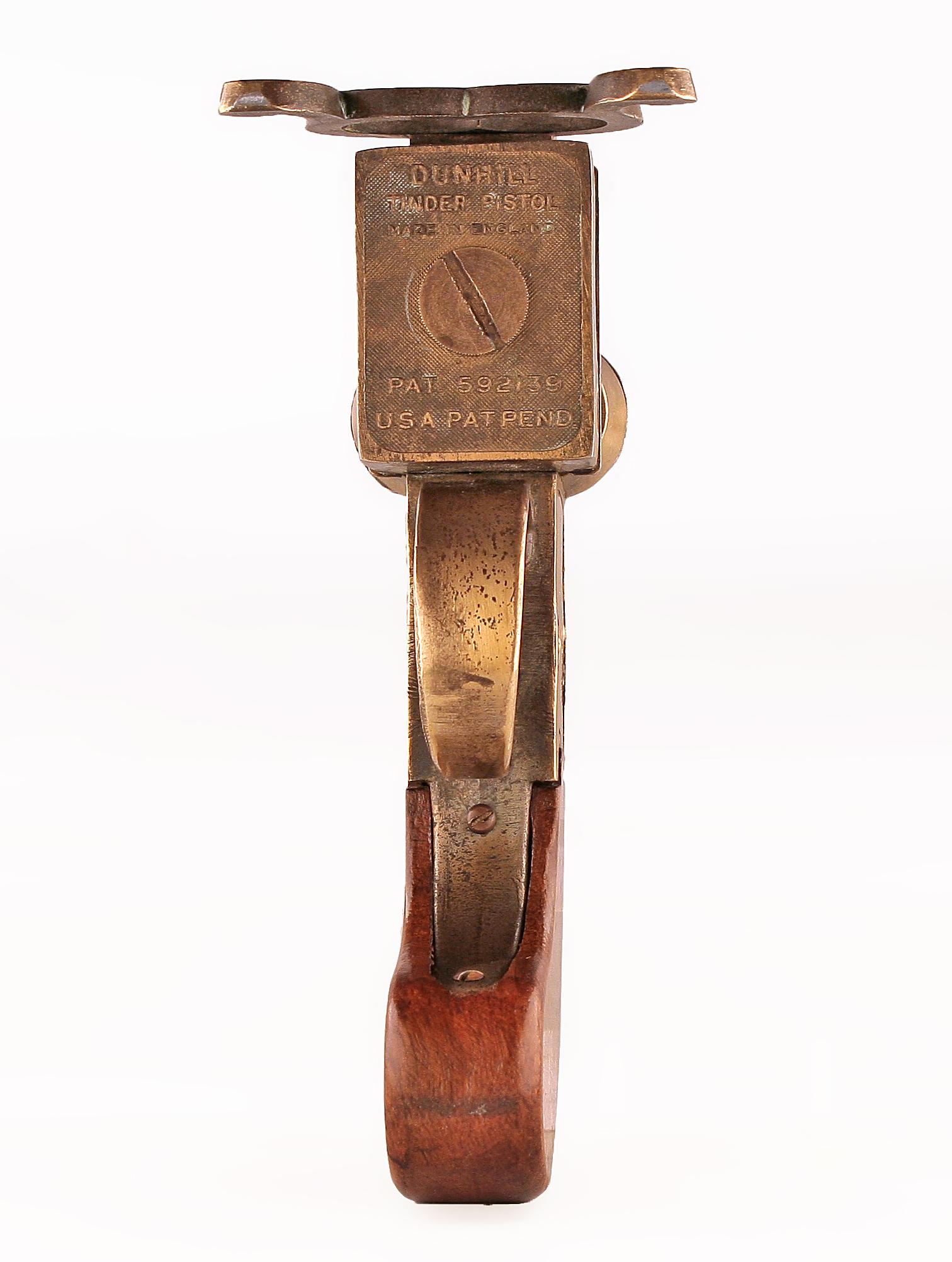 Dunhils „Tinder Pistol“: Tischleuchter aus englischem Eichenholz/gebürstetem Messing, 20. Jahrhundert (Bronziert) im Angebot