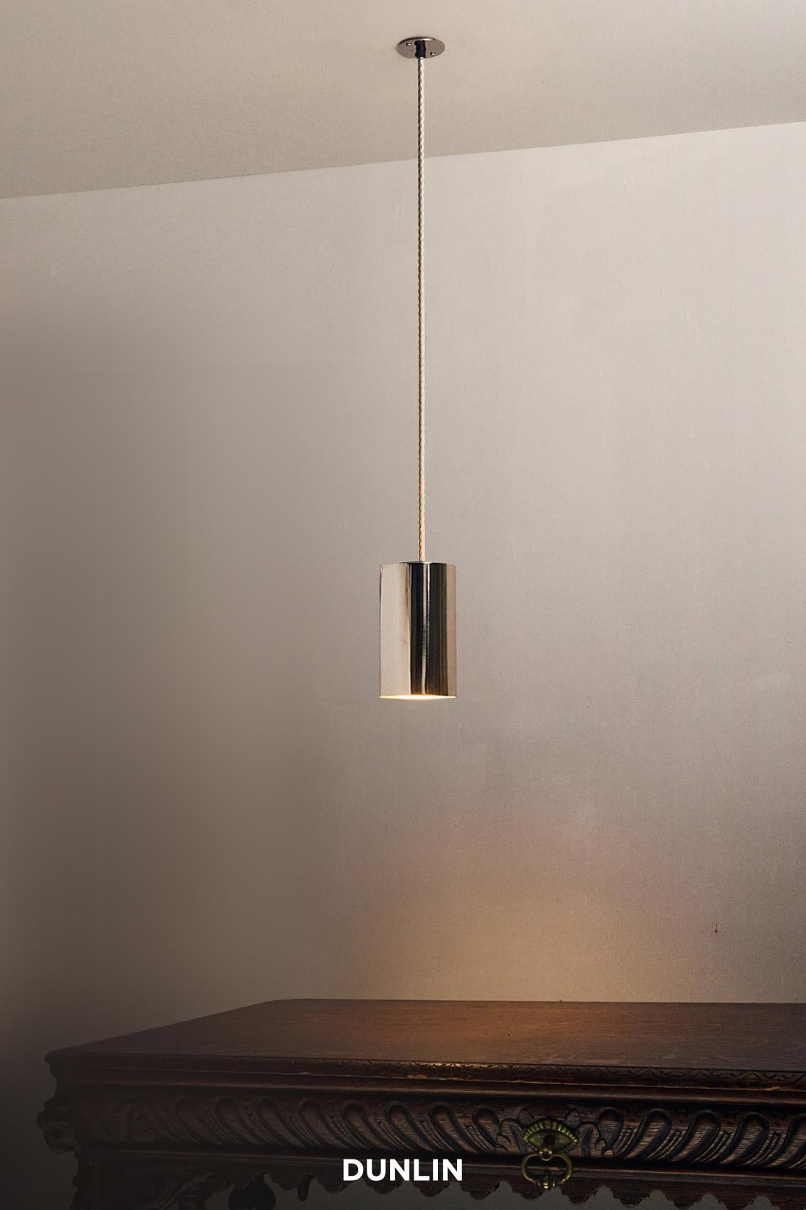 DUNLIN Mott St lampe à suspension, laiton brut terni en vente 1