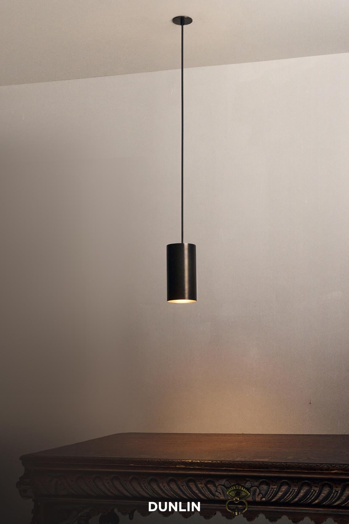 DUNLIN Mott St lampe à suspension, laiton brut terni en vente 2