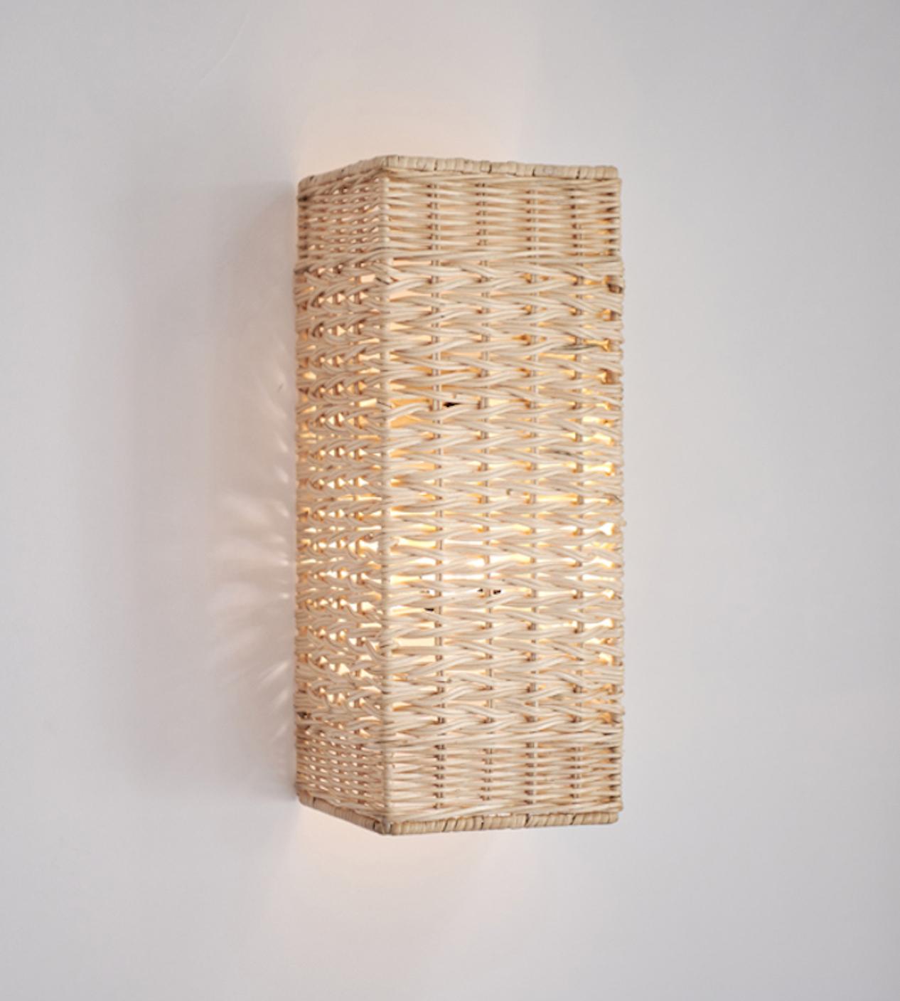Ratán tejido a mano en Indonesia.
Diseñado por Dunlin.
Un elegante aplique de ratán de proporciones perfectas diseñado por Dunlin. De forma intemporal y ejecución impecable, son apliques ideales para enmarcar obras de arte, coronar una chimenea o