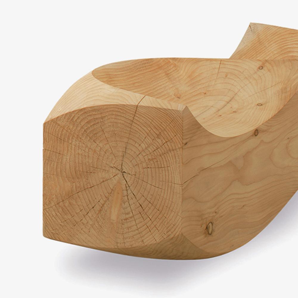 Banc Duo Cedar tout en bois de cèdre aromatique naturel massif.
Fabriqué en bloc de bois de cèdre. Mouvement sinueux et ondulatoire. 
Pièce élégante et originale. Chaque pièce est différente.
Le bois de cèdre massif comprend des mouvements, des
