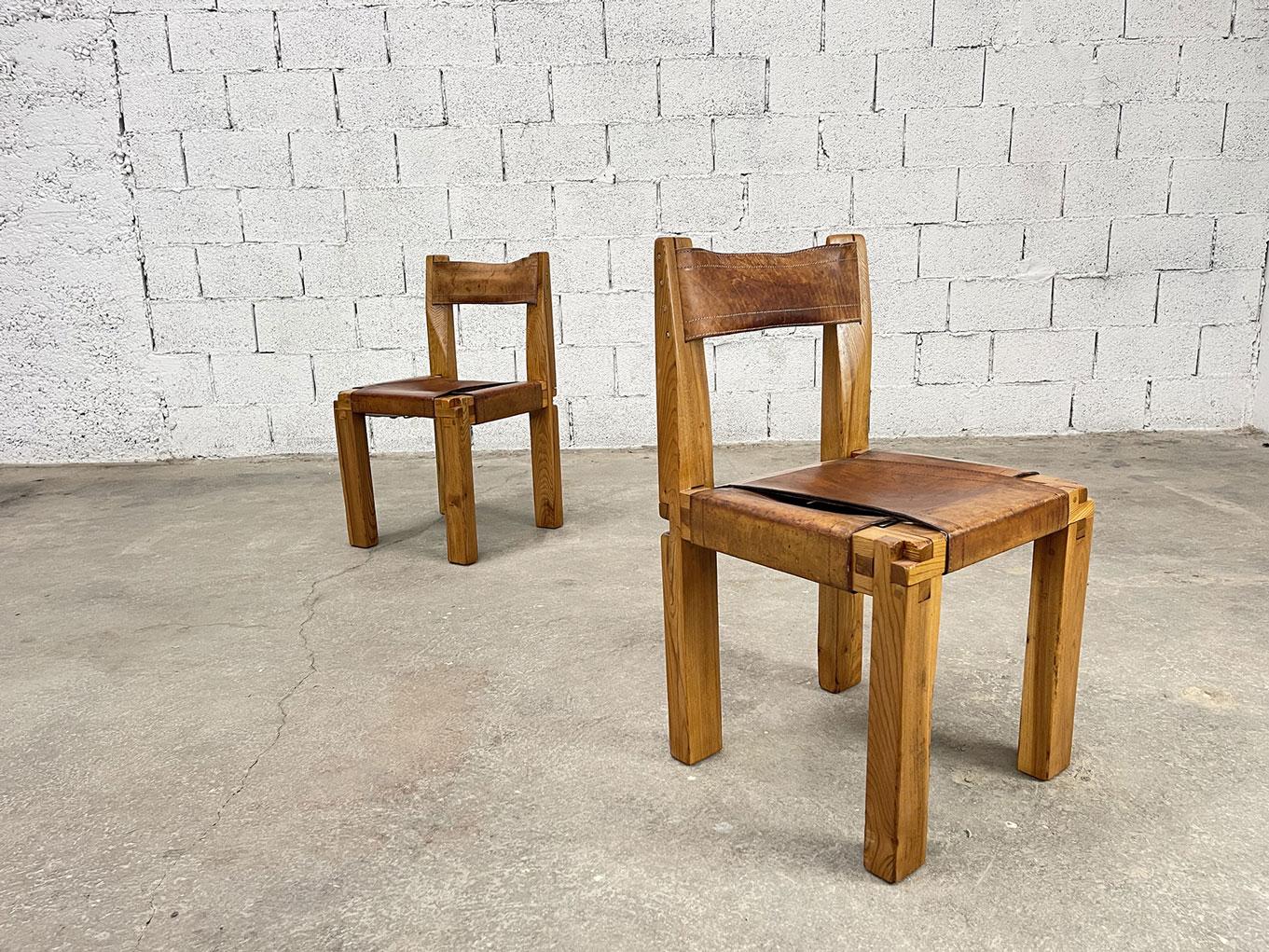Lot de deux anciennes chaises en orme et cuir par le designer français Pierre Chapo. Il s'agit du célèbre et rare modèle  S11, conçu vers la fin des années 60.
Elles sont composées d'une structure en orme massif blond, d'une assise et d'un dossier
