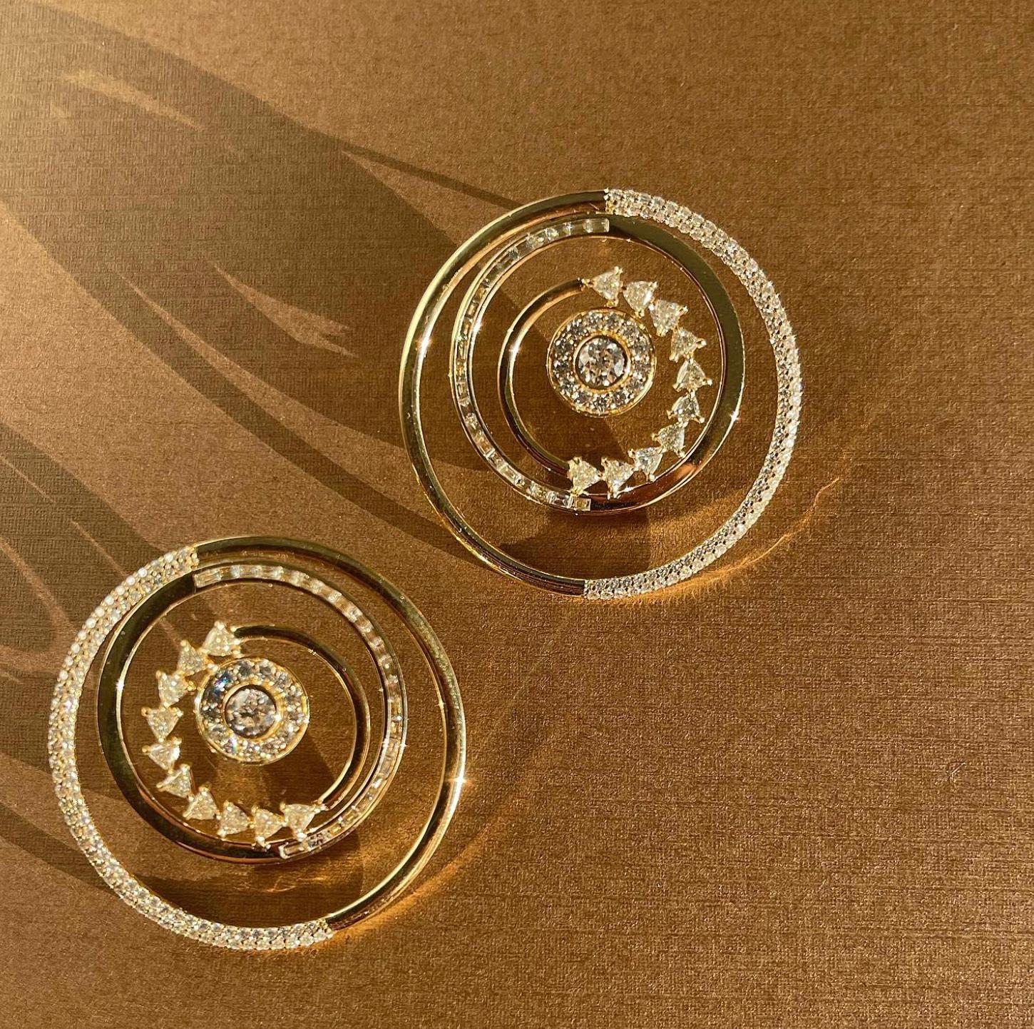 Duo Galaxy Earrings in 18k yellow gold with fancy-cut diamonds

- Round, baguette, and trillion G VS diamonds

- Total diamond weight: 3.20 carats

All our fine jewelry is made to order. A specialist will contact you to confirm the details of the