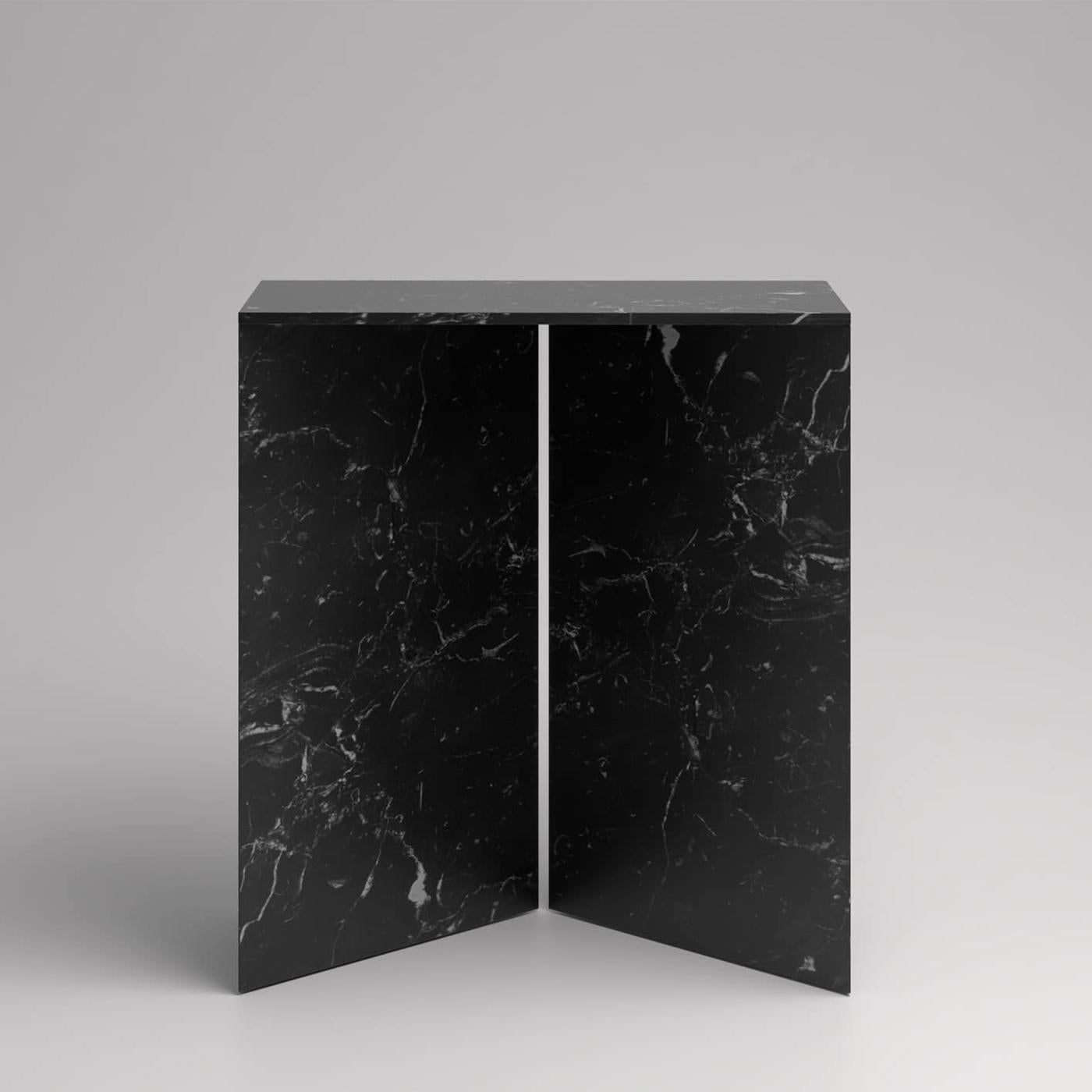 Table Console Duo Marble avec marbre noir massif 
assemblage de dalles, marbre noir sculpté et poli.
Également disponible en marbre blanc, sur demande.
 