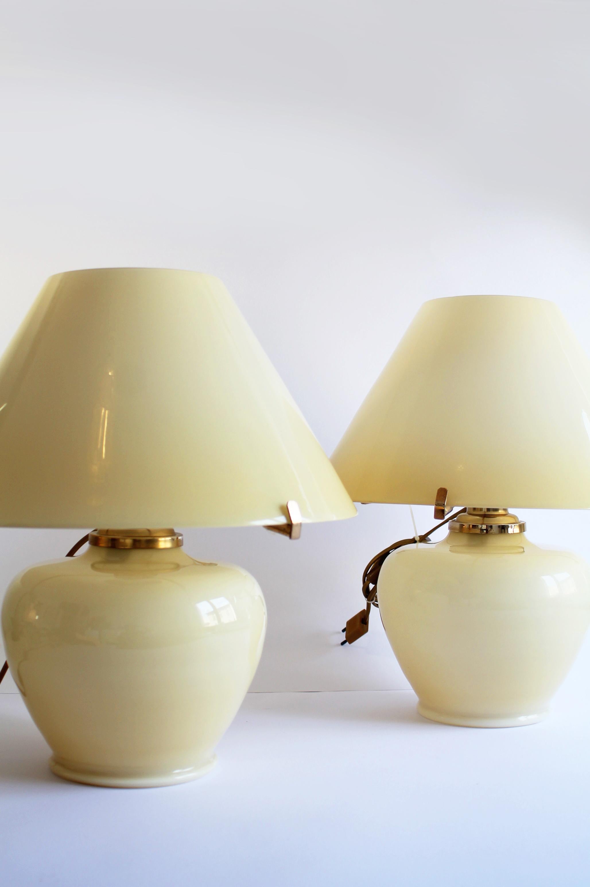 Gorgeous medium mid-century modern original Murano (VM004) by Vetreria Lag S.R.L 
(OFFERED AS A SET ONLY)

Light beige Murano glass desk/table lamp from the 1970's. 
Double lightning (upper - lampshade + bottom body glass)
Technique: Each glass part