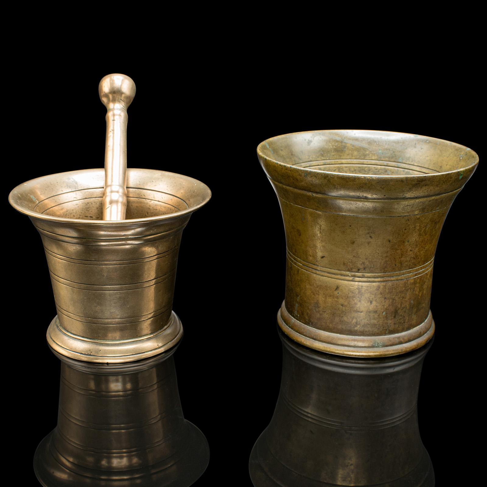
Si tratta di un duo di mortai antichi con pestello. Un ausilio da farmacia inglese in bronzo, risalente al primo periodo georgiano, circa 1720.

Due mortai accattivanti con un pestello piacevolmente tattile
Presenta una patina invecchiata di grande