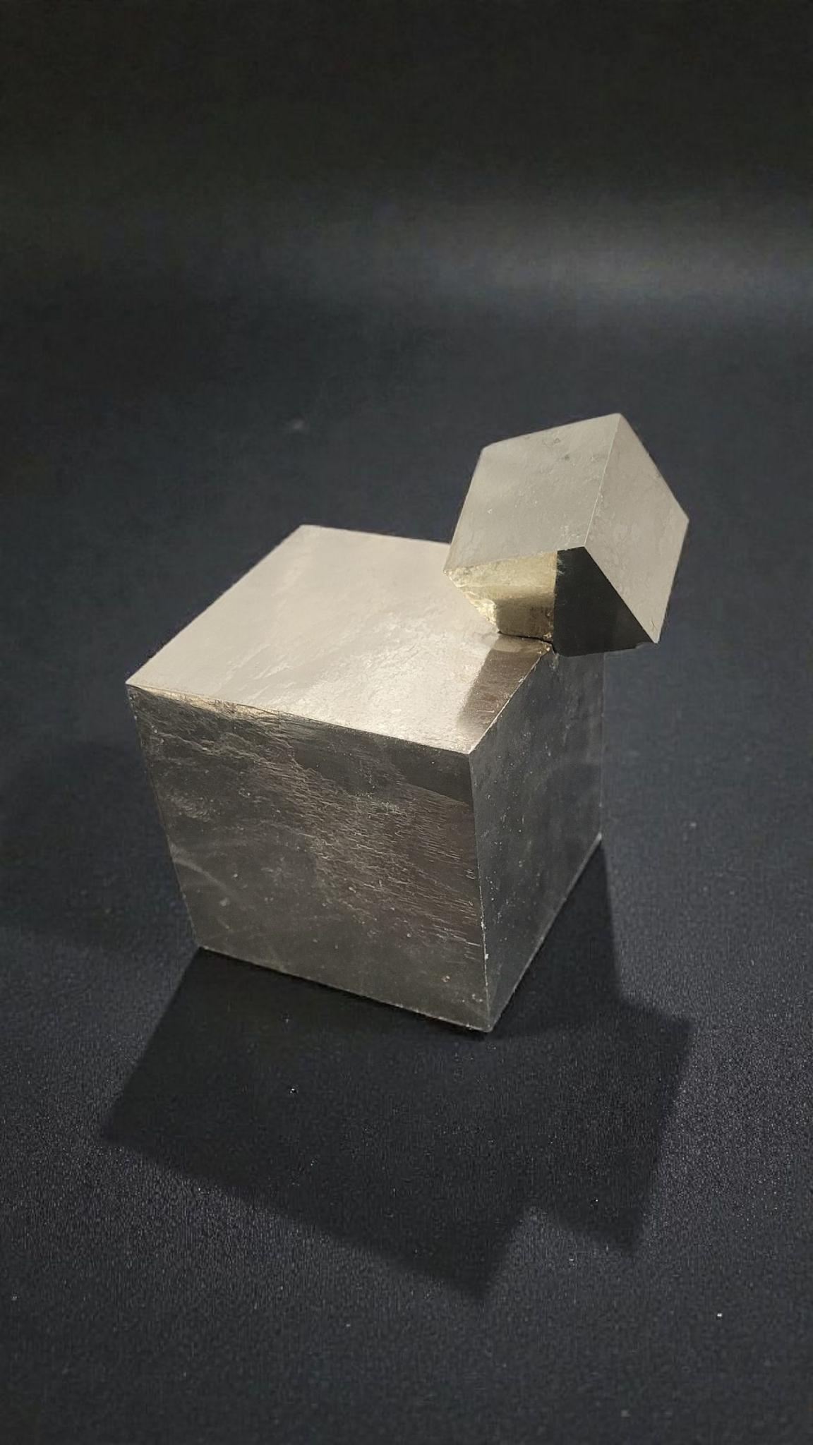 Wir nennen sie gewöhnlich Pyritwürfel, aber die Größe der Kanten kann unterschiedlich sein. Hier sind beide Würfel perfekt kubisch und haben gleich große Kanten. Das ist ungewöhnlich.

850 Gramm

Größe des größten Würfels: 5,4 x 5,4 x 5,4 cm