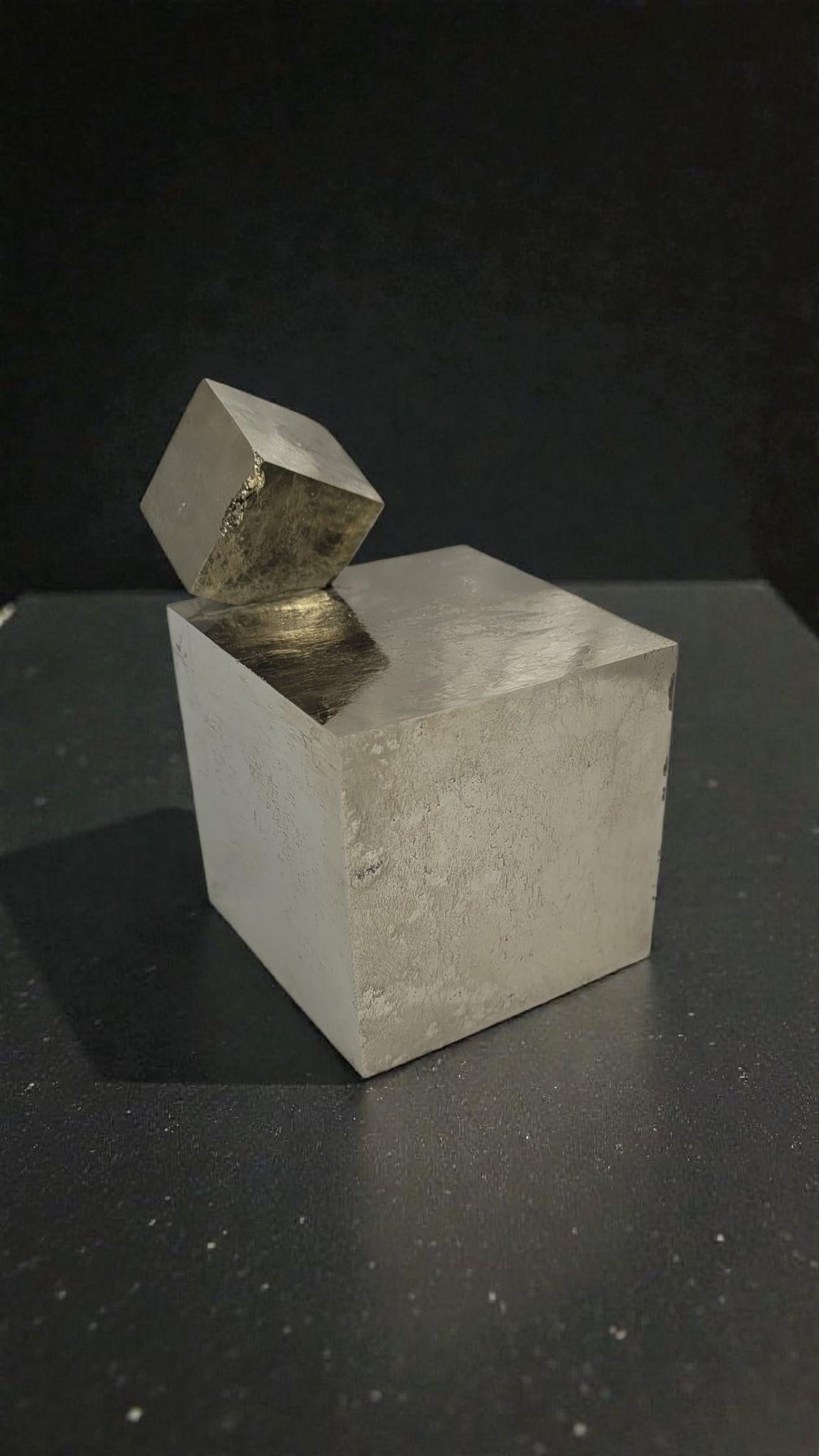 Duo aus kubischen Pyriten aus Spanien, Navajun. Ungewöhnlich perfekter Würfel (Spanisch) im Angebot