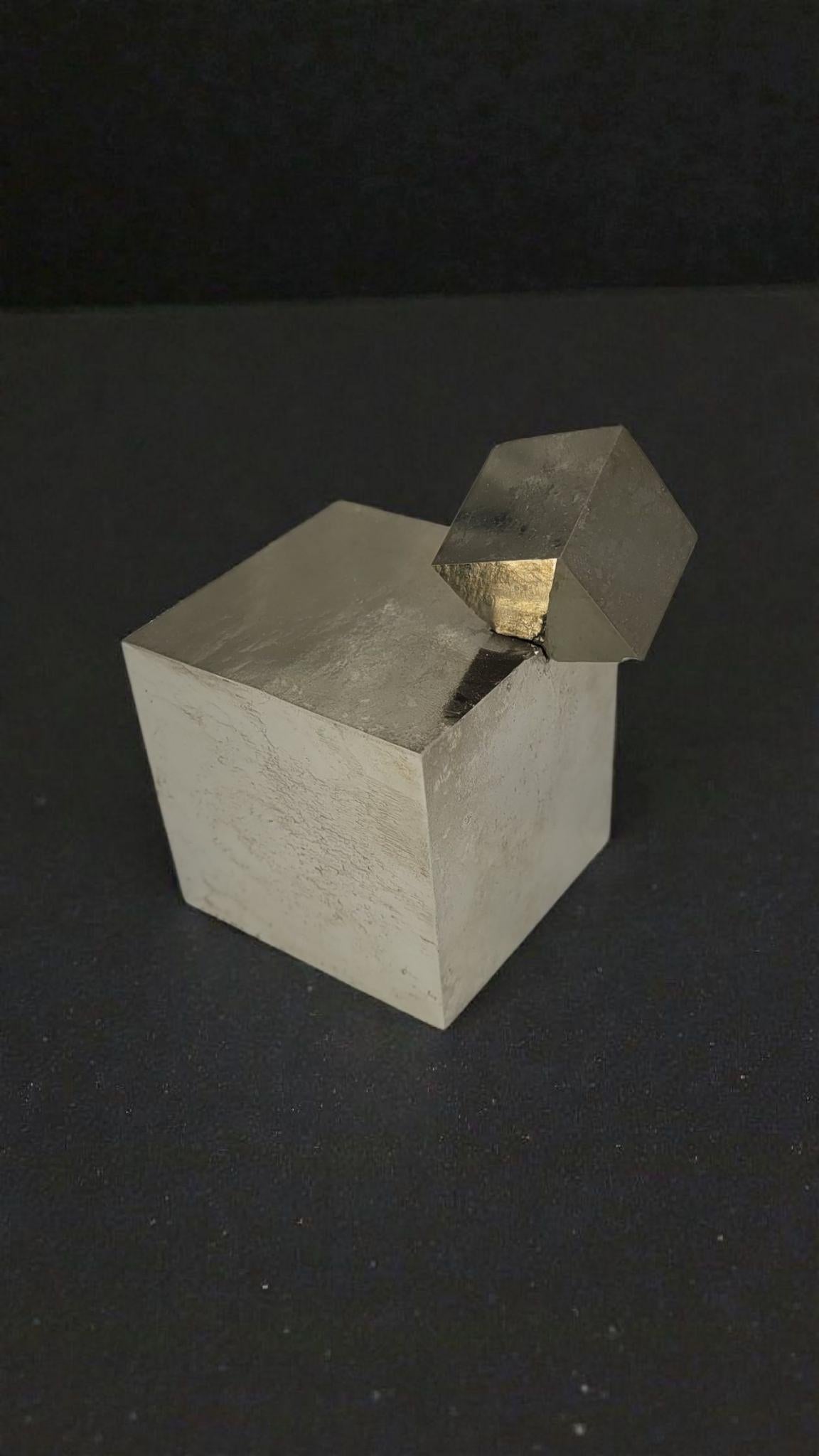 Duo aus kubischen Pyriten aus Spanien, Navajun. Ungewöhnlich perfekter Würfel im Zustand „Neu“ im Angebot in MARSEILLE, FR