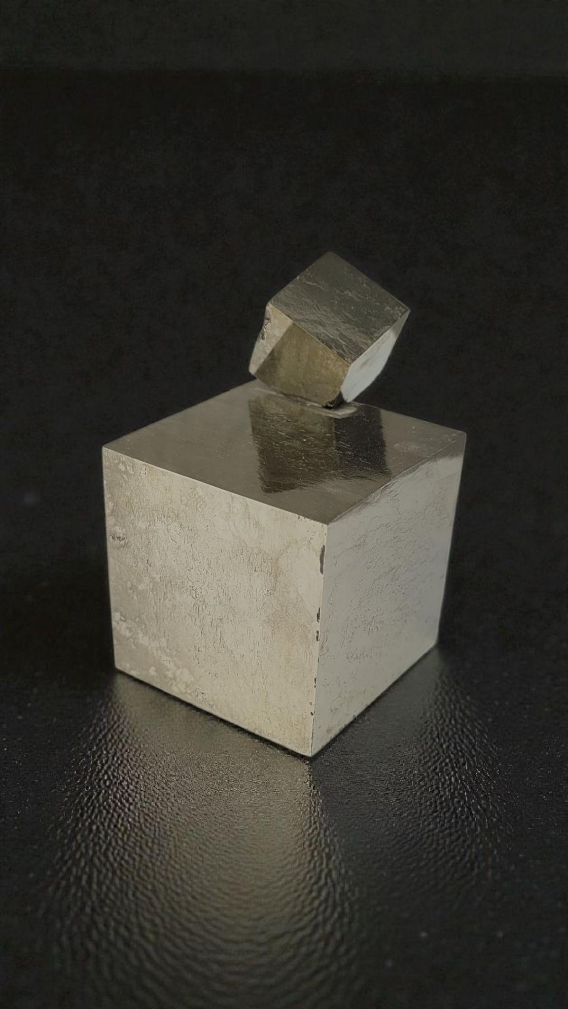 Duo aus kubischen Pyriten aus Spanien, Navajun. Ungewöhnlich perfekter Würfel (21. Jahrhundert und zeitgenössisch) im Angebot