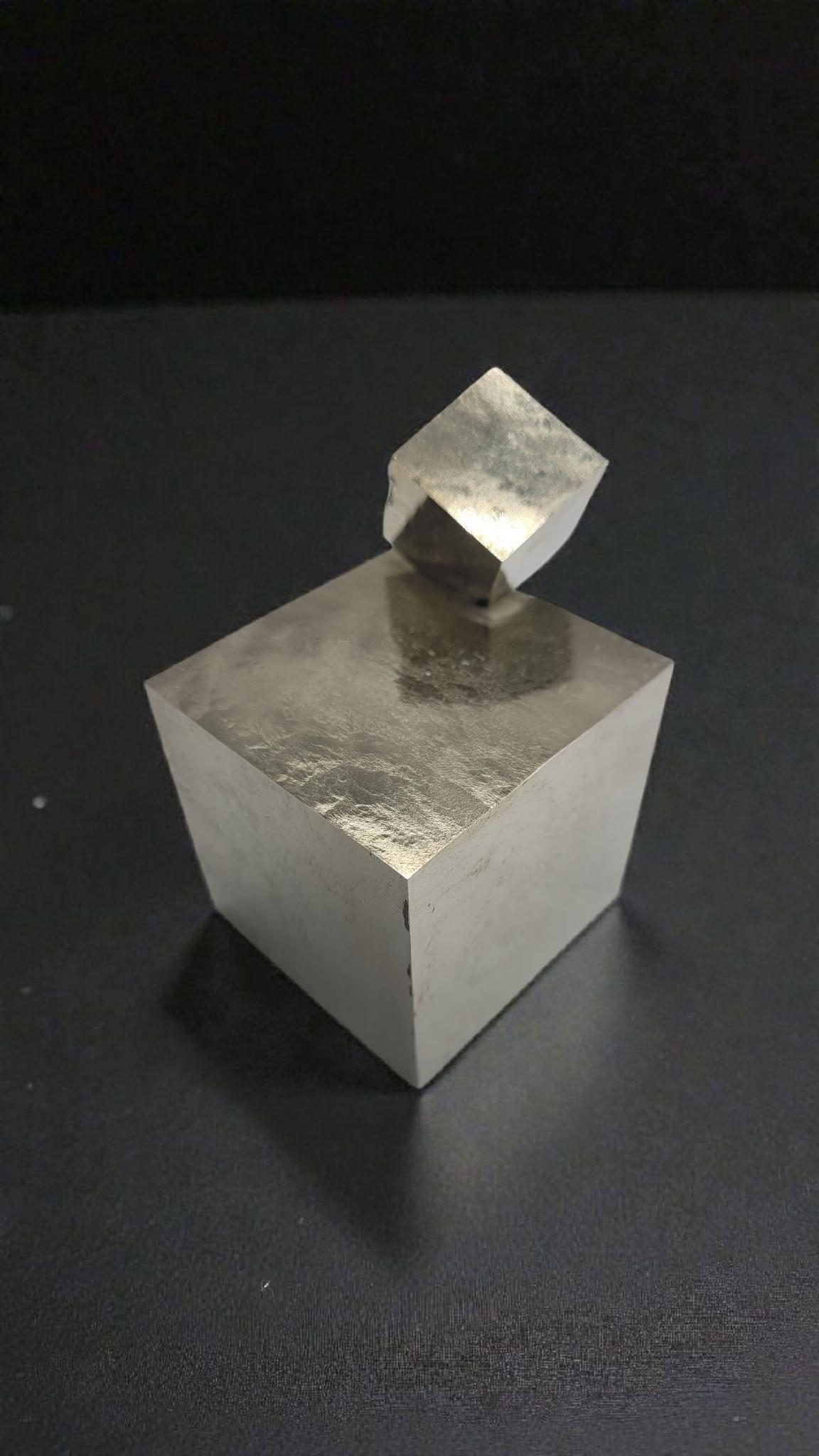 Duo aus kubischen Pyriten aus Spanien, Navajun. Ungewöhnlich perfekter Würfel im Angebot 1