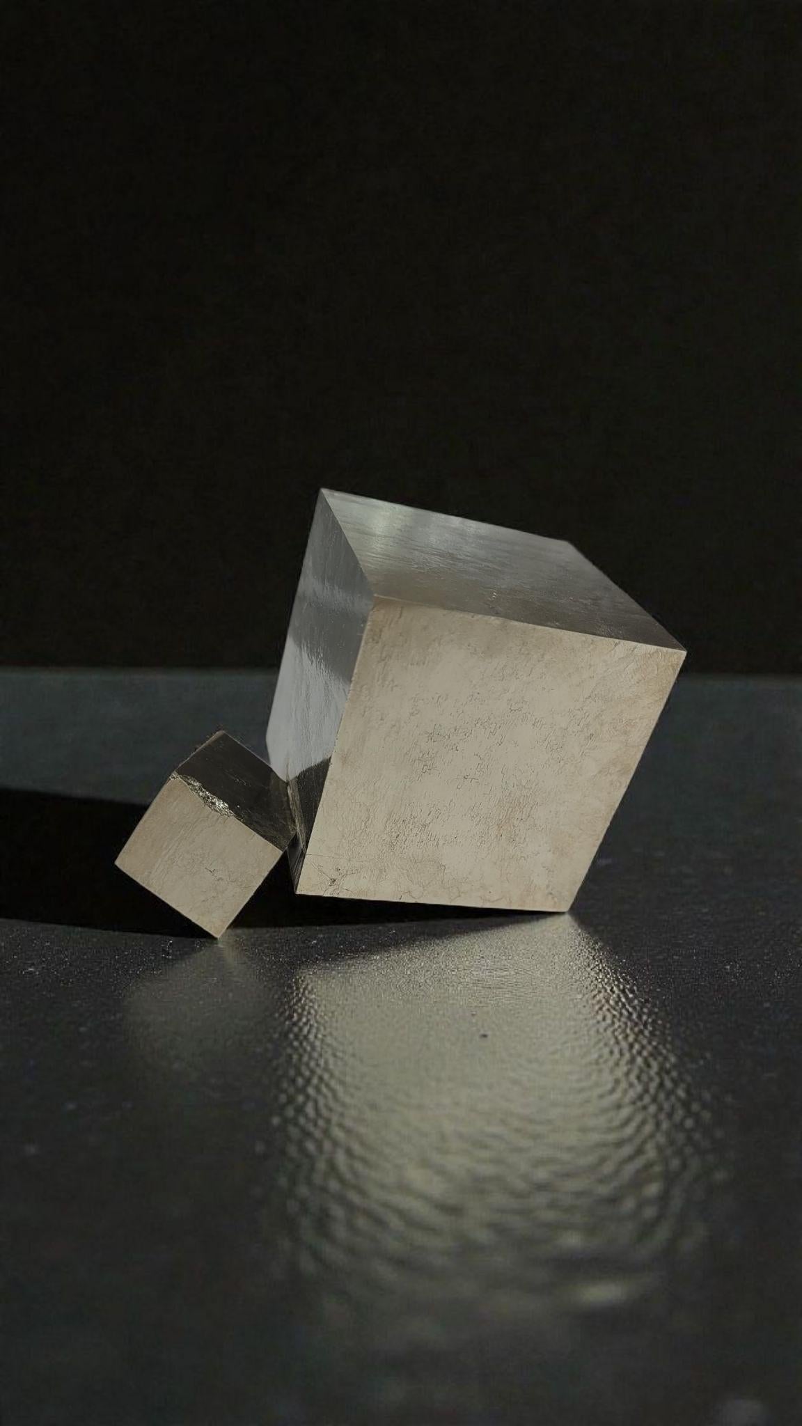 Duo aus kubischen Pyriten aus Spanien, Navajun. Ungewöhnlich perfekter Würfel im Angebot 2