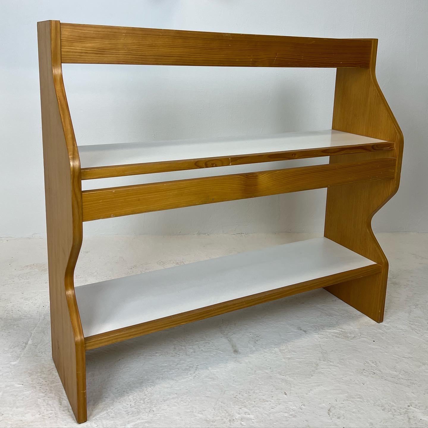 Duo of Dresser Shelves by Charlotte Perriand In Good Condition For Sale In LYON, FR