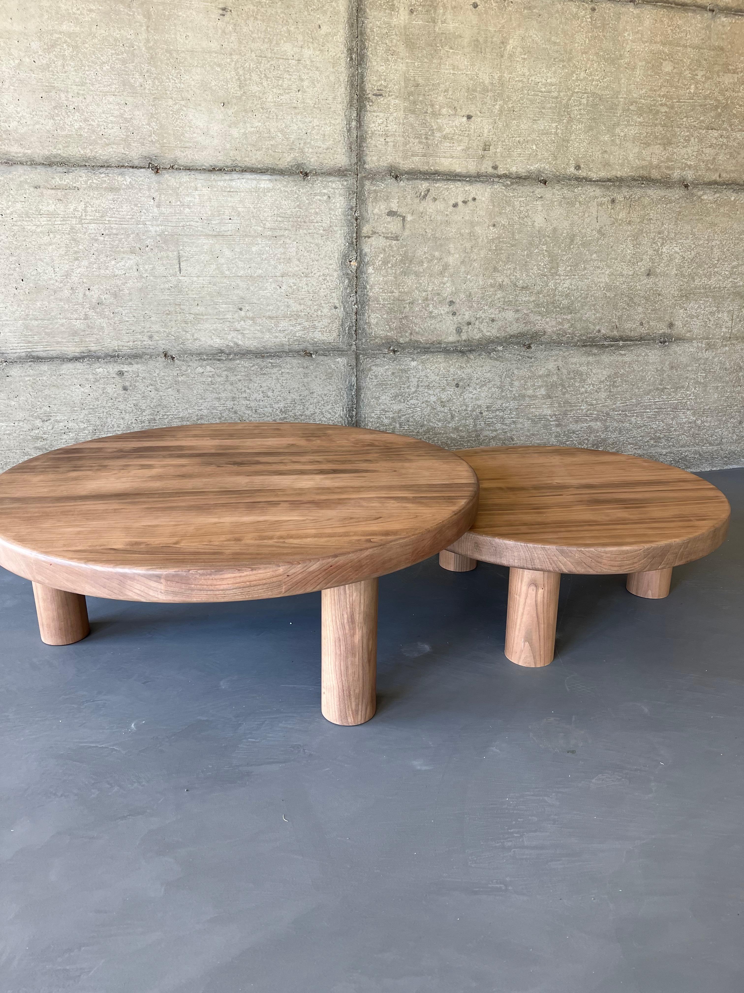 French contemporary edition. Superb duo of mid-century-style coffee tables in solid cherry wood, offered here in a matt varnished finish. Their 6 cm thick tops and their 3 tubular legs give them an airy elegance perfect as a coffee table. It will