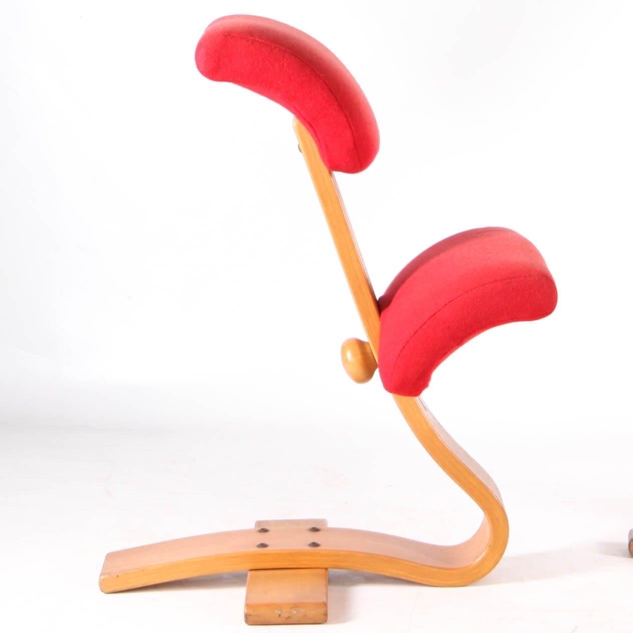 Duo of sculptural wood and red fabric chairs by Peter Opsvik circa 1970.
Large rotating chair: 62x70x94 h cm
Little chair: 35x52x69 h cm
Great design, good condition.
