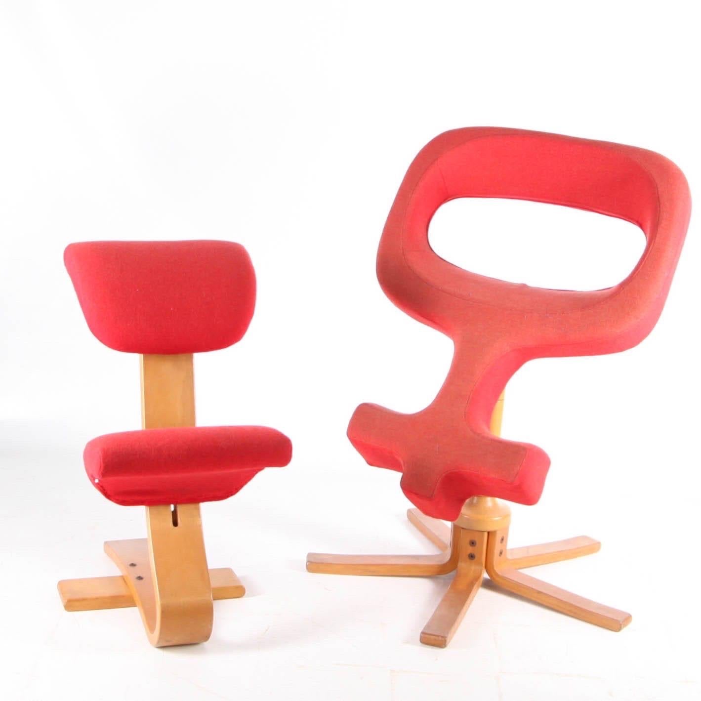 Duo of Peter Opsvik chairs For Sale 3