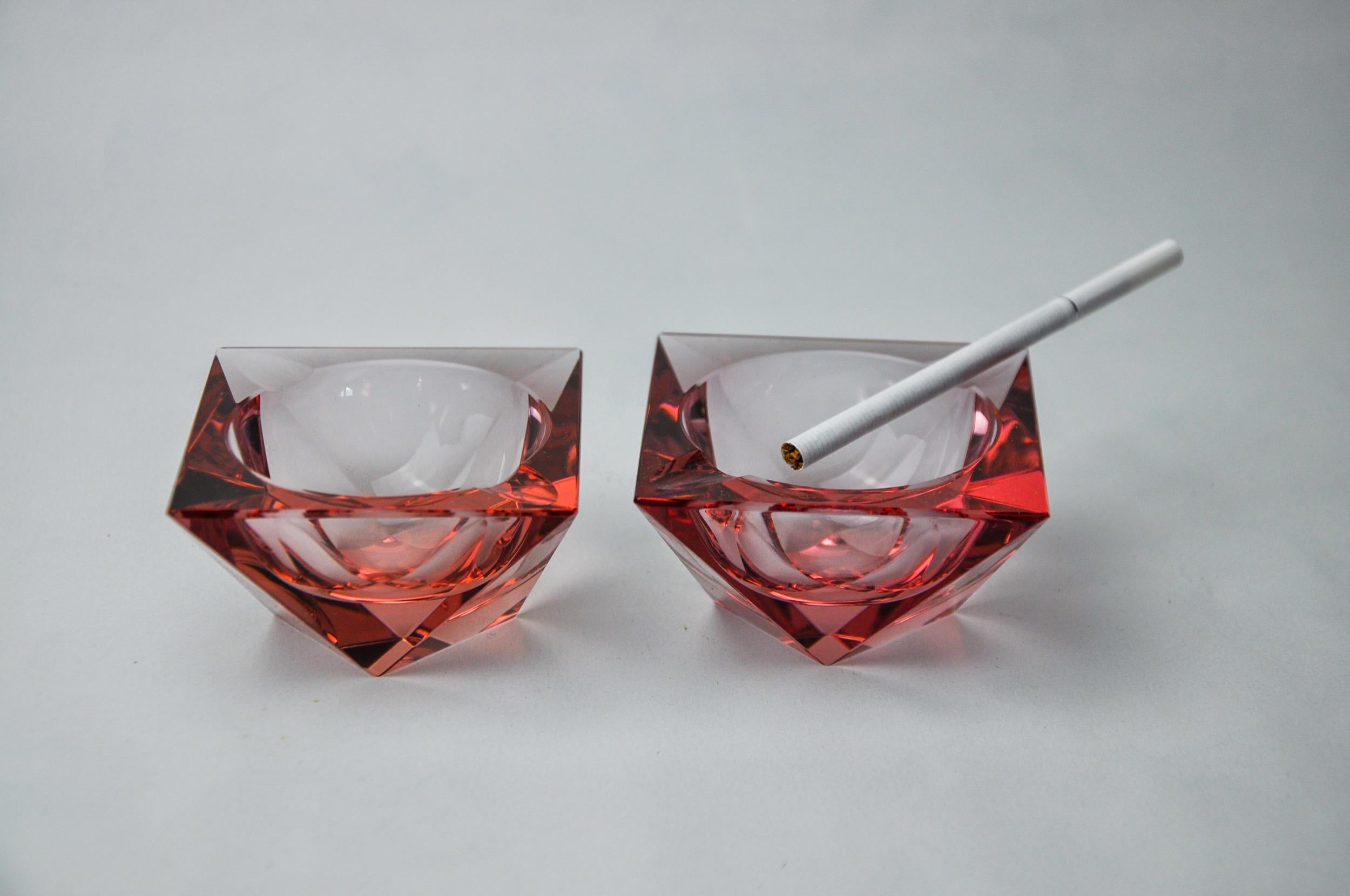 Hollywood Regency Duo of pink faceted ashtrays by Seguso, Murano, Italy, 1970 For Sale