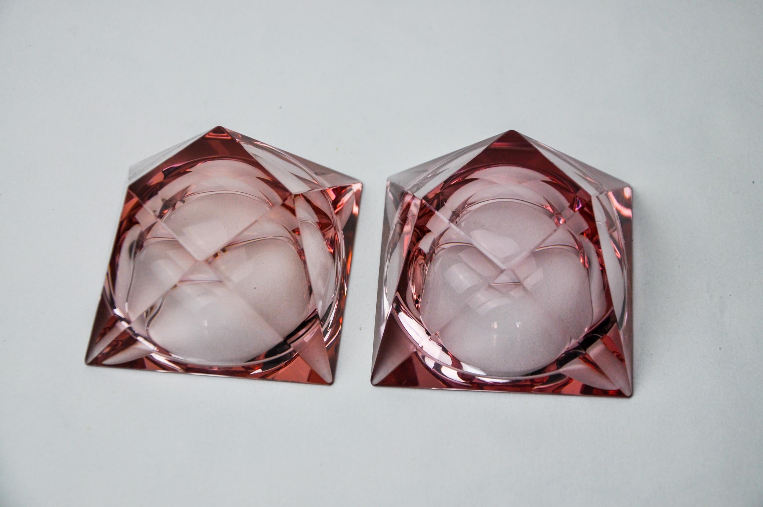 Late 20th Century Duo of pink faceted ashtrays by Seguso, Murano, Italy, 1970 For Sale