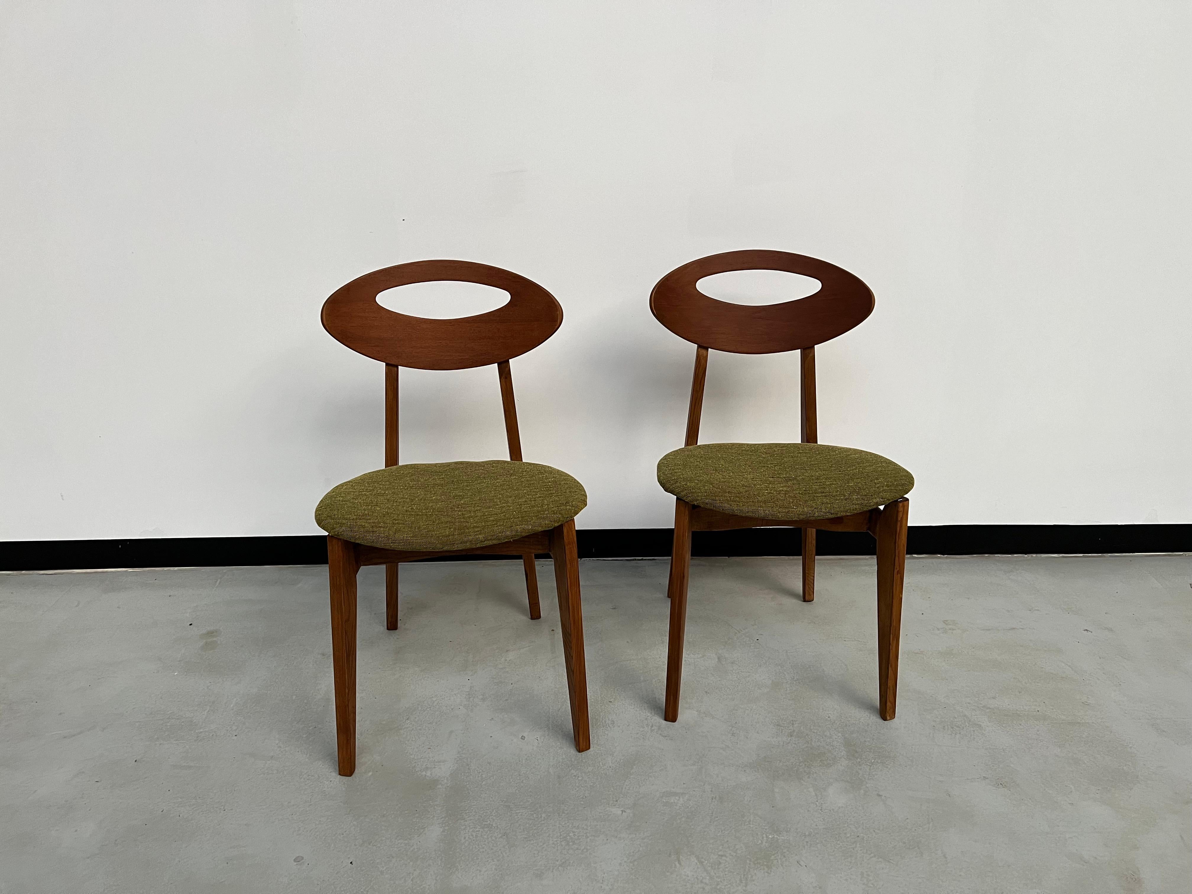 Superb chairs with seats completely restored by Roger Landault (1919-1983). Completely timeless with their modernist lines, they are simply beautiful.

Dimensions: L44 x H80 x D46 cm

Seat height: 45 cm