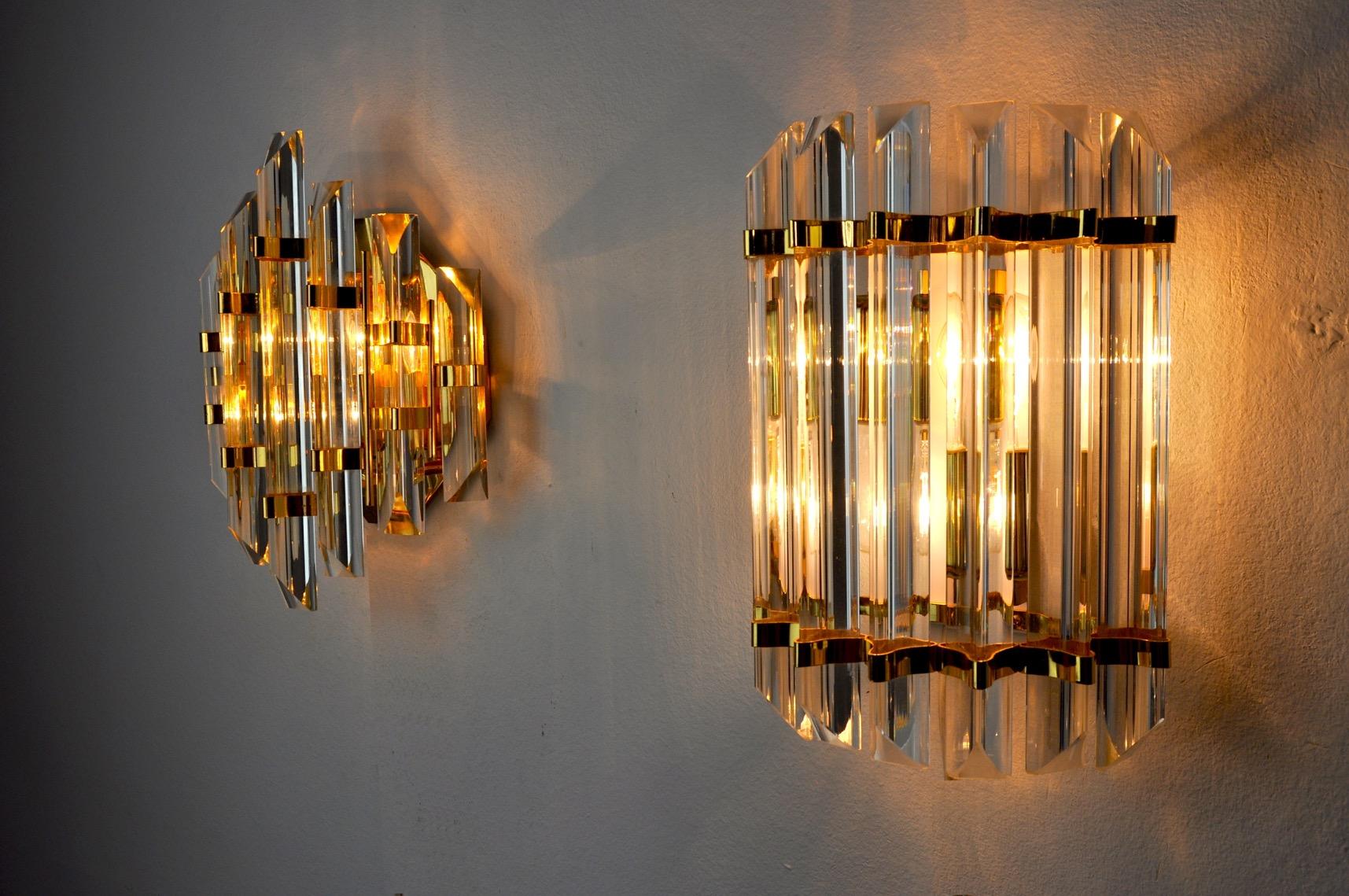 The very beautiful duo of Venini wall lamps designated and produced in italy in the 70s.

Cut glass and gilded metal structure.

Unique object that will illuminate perfectly and bring a real design touch to your interior.

Electricity