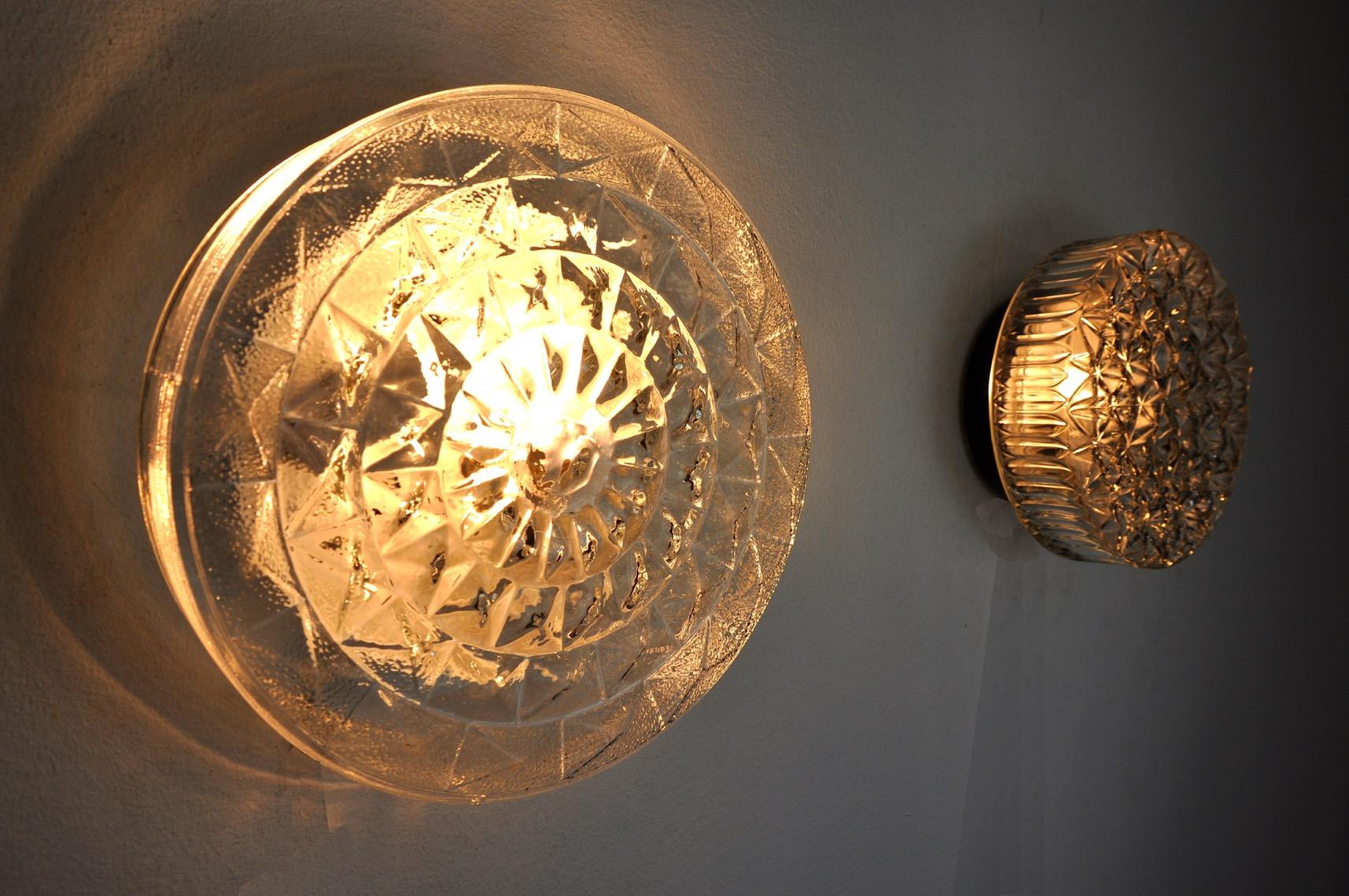 Sehr schönes Duo von Wandlampen aus Glas, entworfen und hergestellt von Peris Andreu in Spanien in den 1970er Jahren.

Die beiden Wandleuchter bestehen aus einem geschliffenen Kristall und einem unterschiedlichen Durchmesser.

Einzigartiges Objekt,