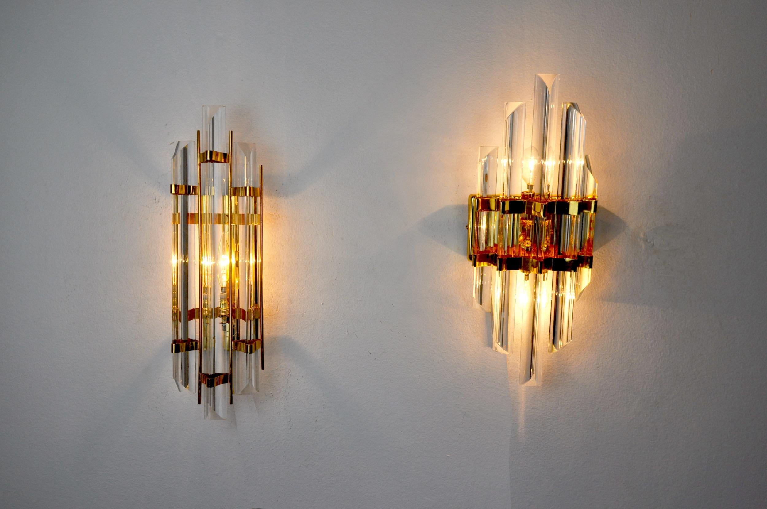 Very nice duo of venini wall lamps produced in italy in the 70s.

Cut glass and gilded metal structure.

Unique object that will illuminate wonderfully and bring a real design touch to your interior.

Verified electricity, time mark consistent