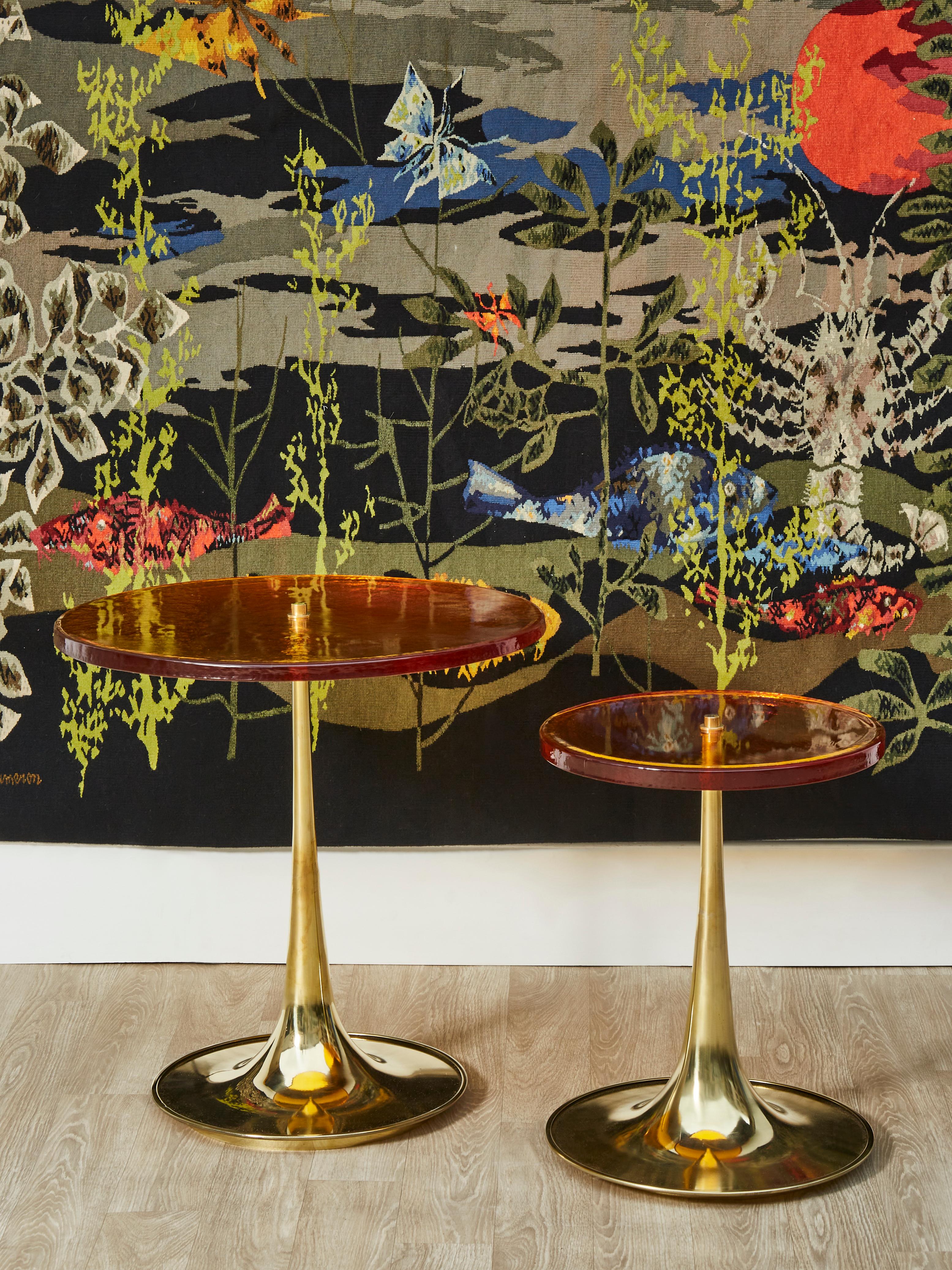 Superb pair of brass pedestals with 2 different heights, with tops in amber tainted Murano glass.
Creation by Studio Glustin.

Dimensions: 
- Ø 60 x H 62 cm
- Ø 40 x H 52 cm.