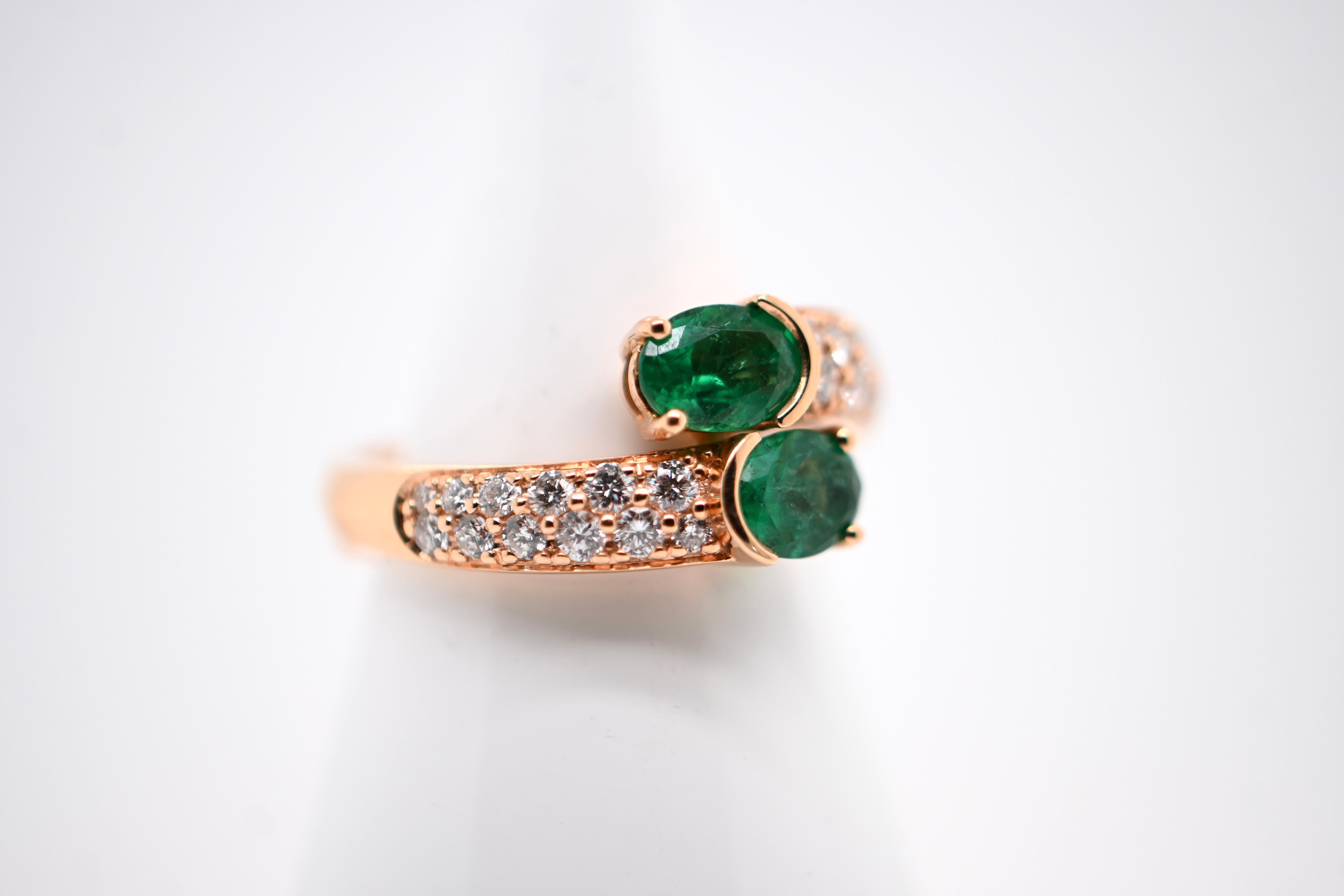 Women's Duo Ring of Emeralds and 0.870 Carat Diamonds on 18-Carat Pink Gold For Sale