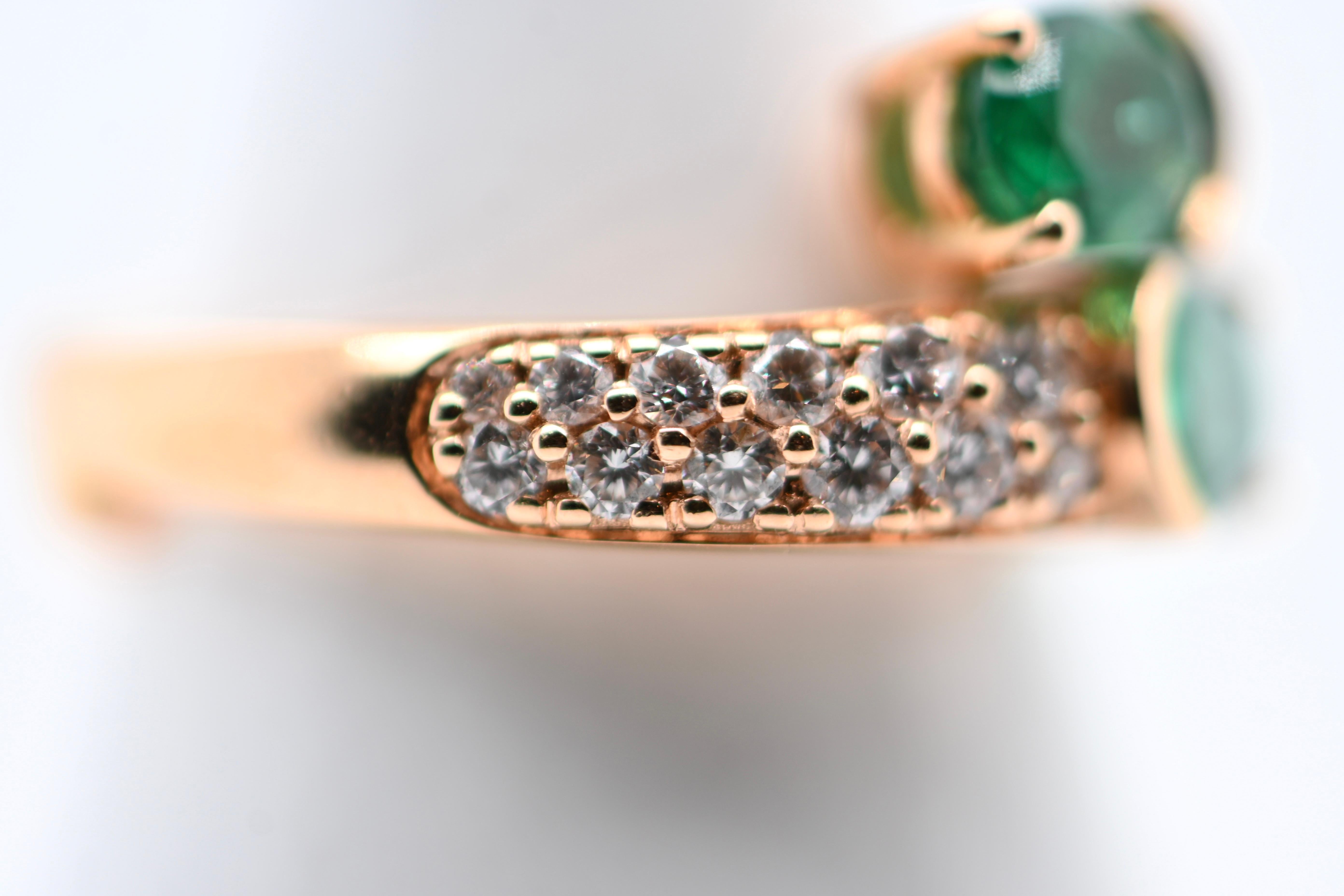 Duo Ring of Emeralds and 0.870 Carat Diamonds on 18-Carat Pink Gold For Sale 3