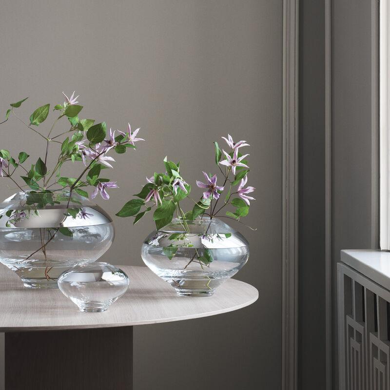 La collection Duo attire l'attention sur chaque décoration de pièce ou bouquet de fleurs. Les formes rondes et le mélange entre le verre transparent et l'acier inoxydable créent une expression à la fois moderne et apaisante, ce qui lui permet de