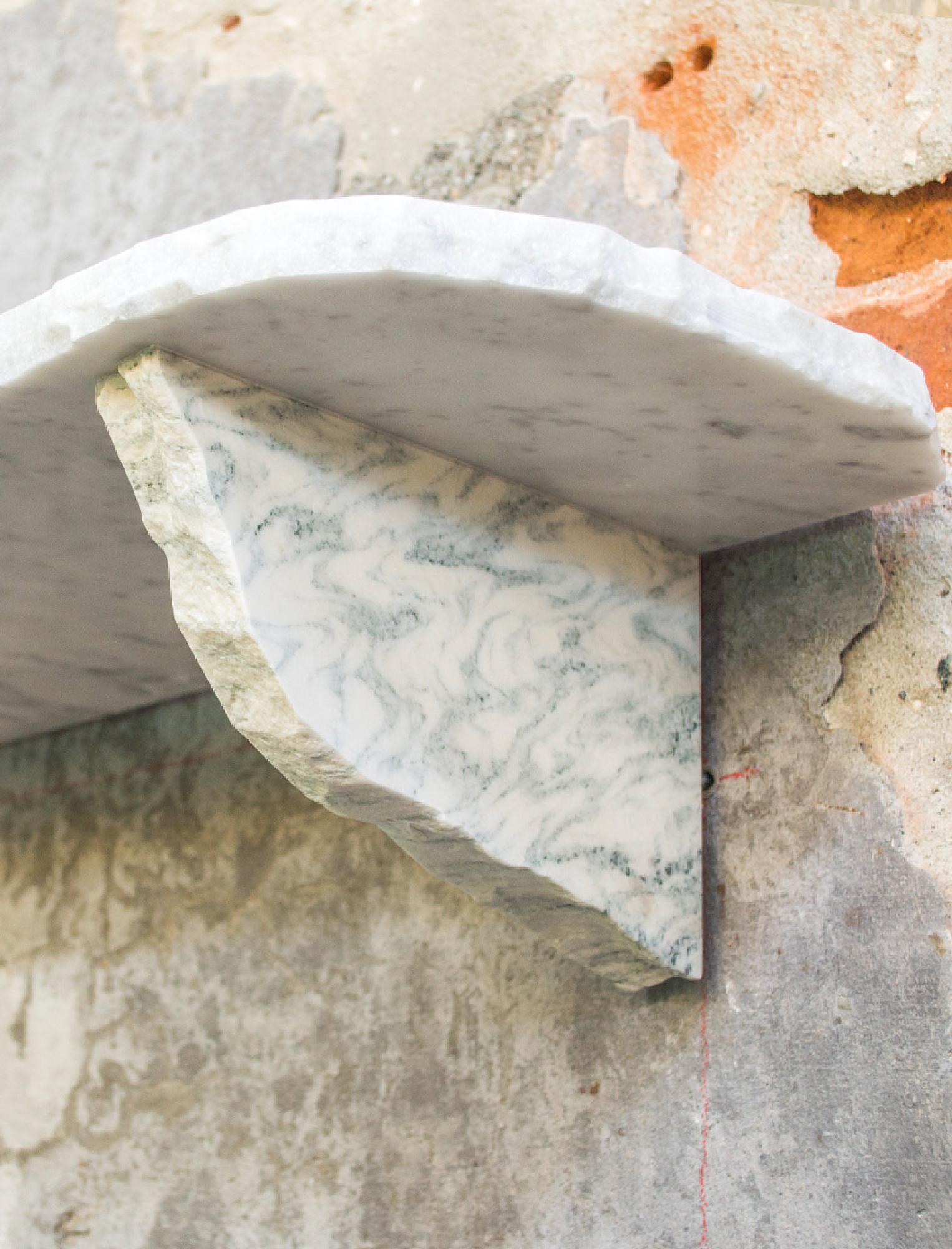 Dieses skulpturale Regal wird vollständig in Handarbeit aus Carrara-Marmor hergestellt, wobei Elemente aus dem Produktionszyklus erhalten bleiben. Duo Shelf ist ein Produkt des nachhaltigen Designs, das die Kreislaufwirtschaft fördert und aus