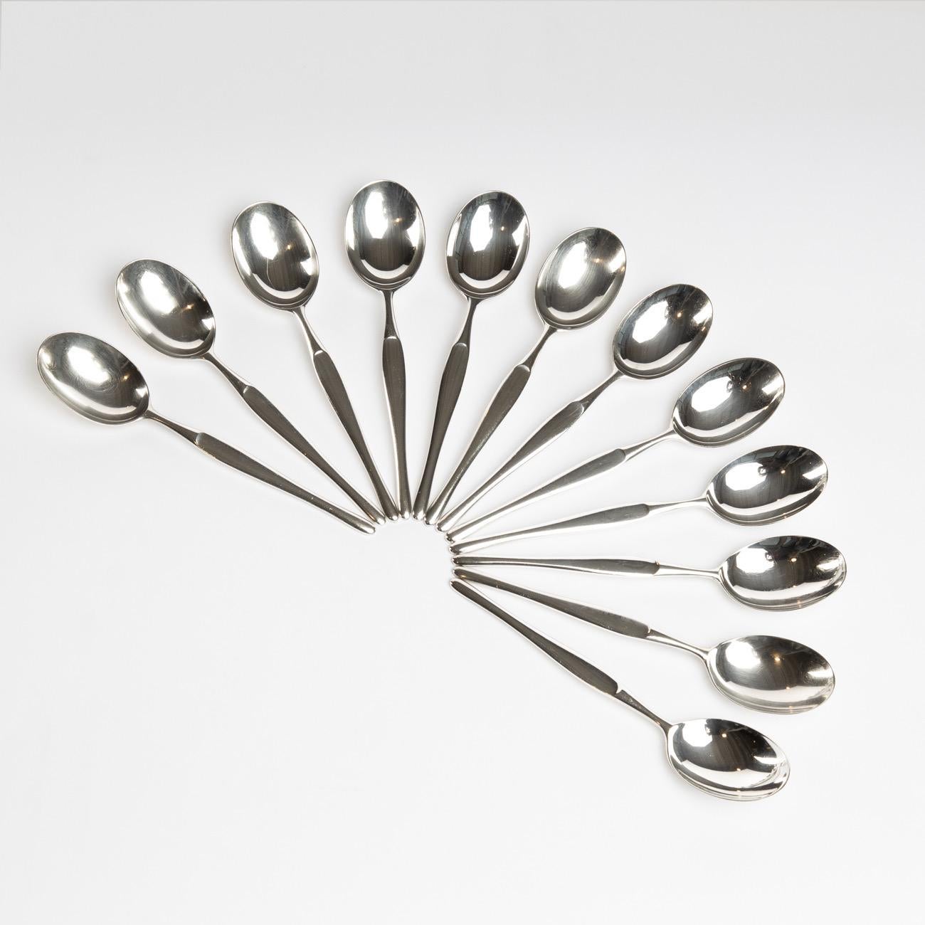 Designed in 1957 by Tapio Wirkkala, the “Duo” flatware set is made of silver plated metal. It is part of the “Formes Nouvelles” (“New Shapes”) range imagined by the well-known Parisian silversmith Christofle.

The flatware set consists of 121