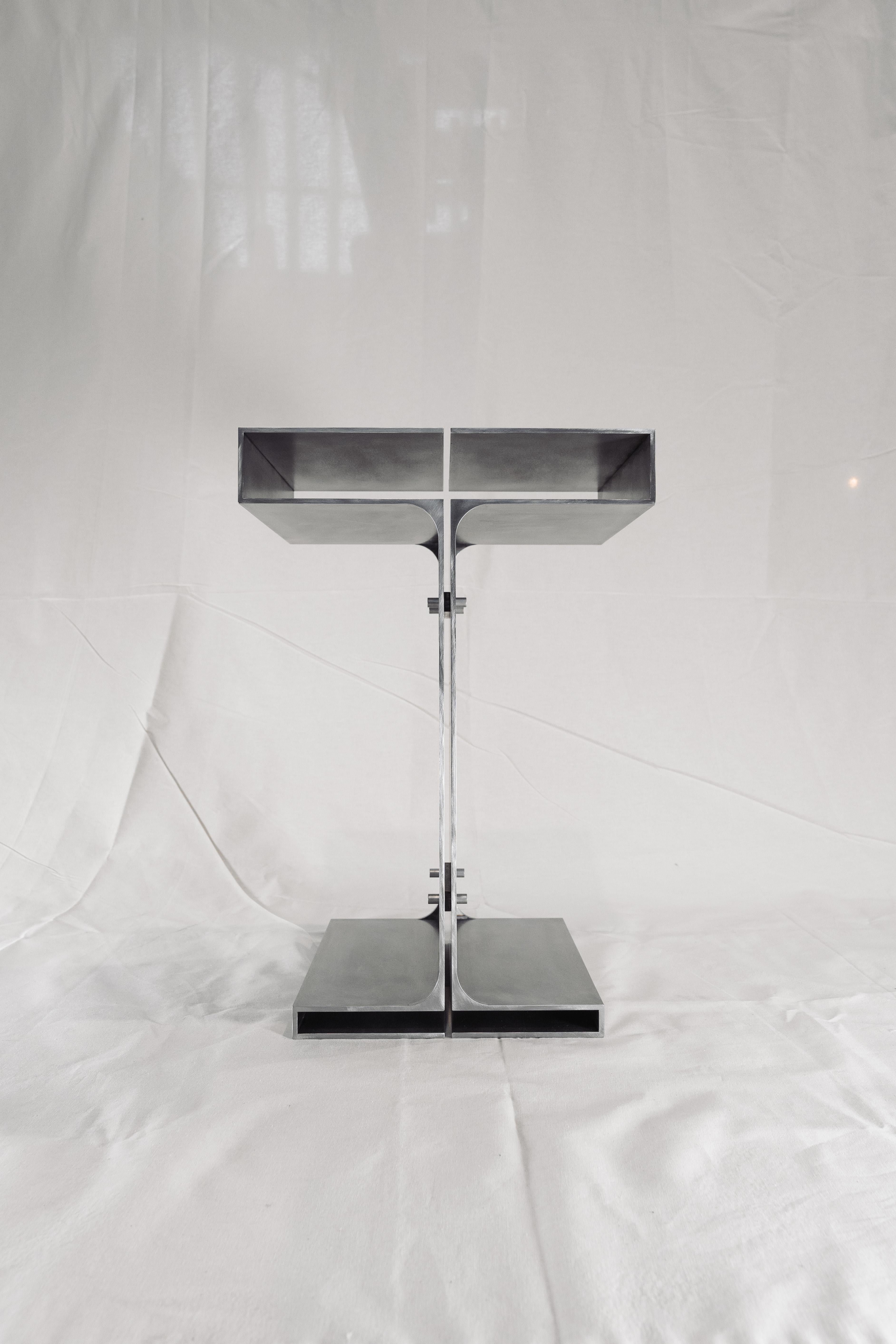 Table d'appoint Duo Simplicia de Justus Knut Schomann
Dimensions : L 38 x D 30 x H 85 cm
MATERIAL : Acier brossé, finition cirée.
Poids : 35 Kg. 

Justus Knut Schomann
Né à Cologne en 1999, Justus Knut Schomann est une personne passionnée et
