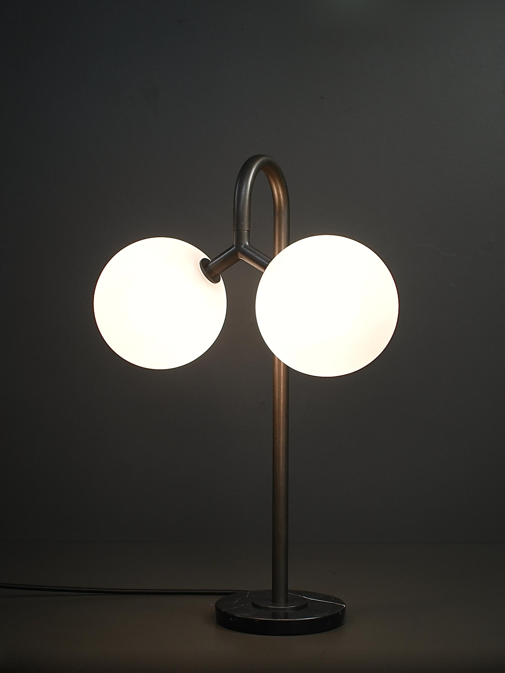L'applique DUO, notre best-seller, est désormais disponible en tant que lampe de bureau ou de table ! Voici la lampe DUO de Blueprint Lighting, 2021. Une belle étude des lignes pures et des formes simples inspirées des principes du Bauhaus. DUO est