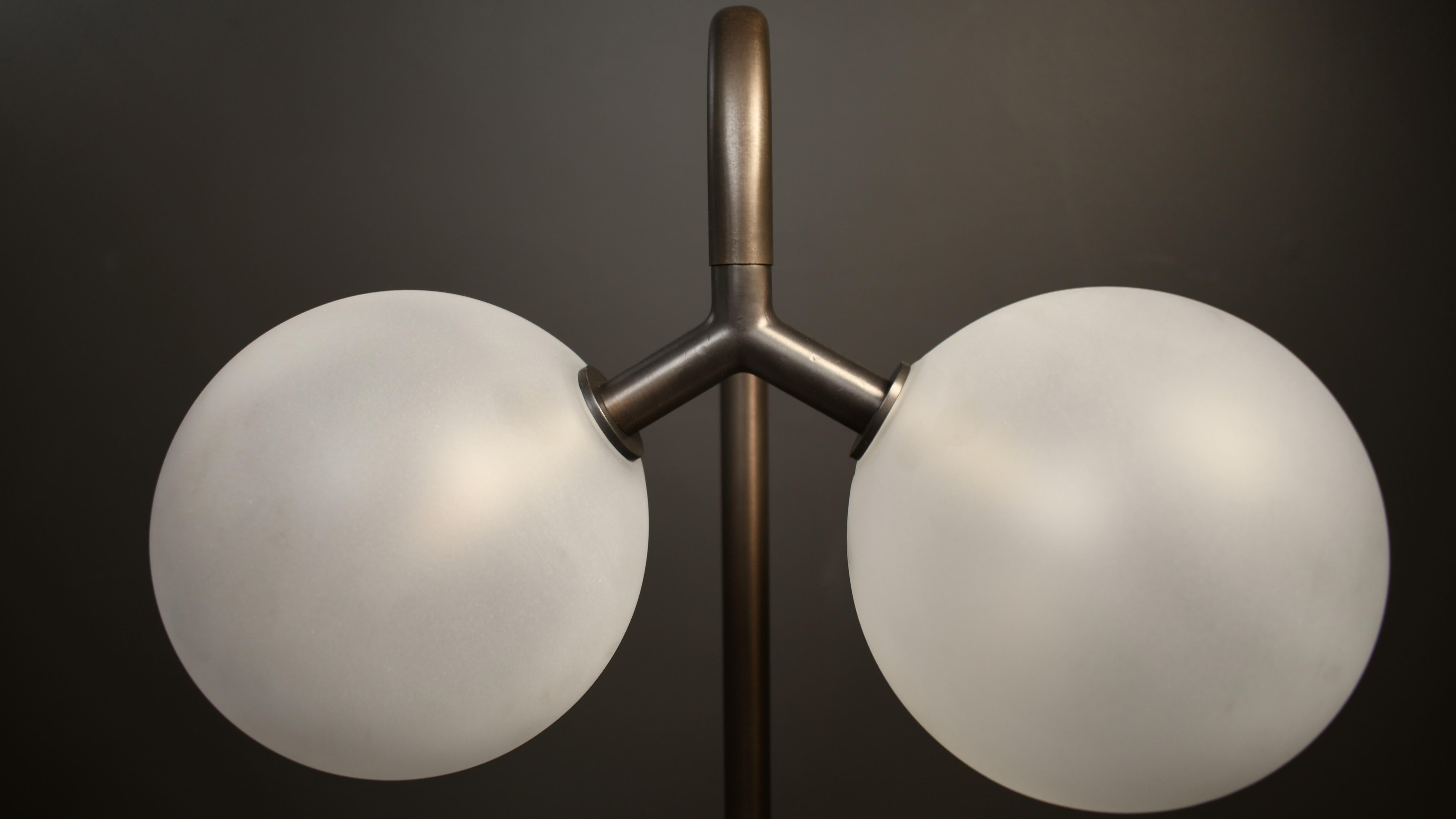 Moderne Lampe de bureau Duo en bronze, verre soufflé et marbre par Blueprint Lighting en vente