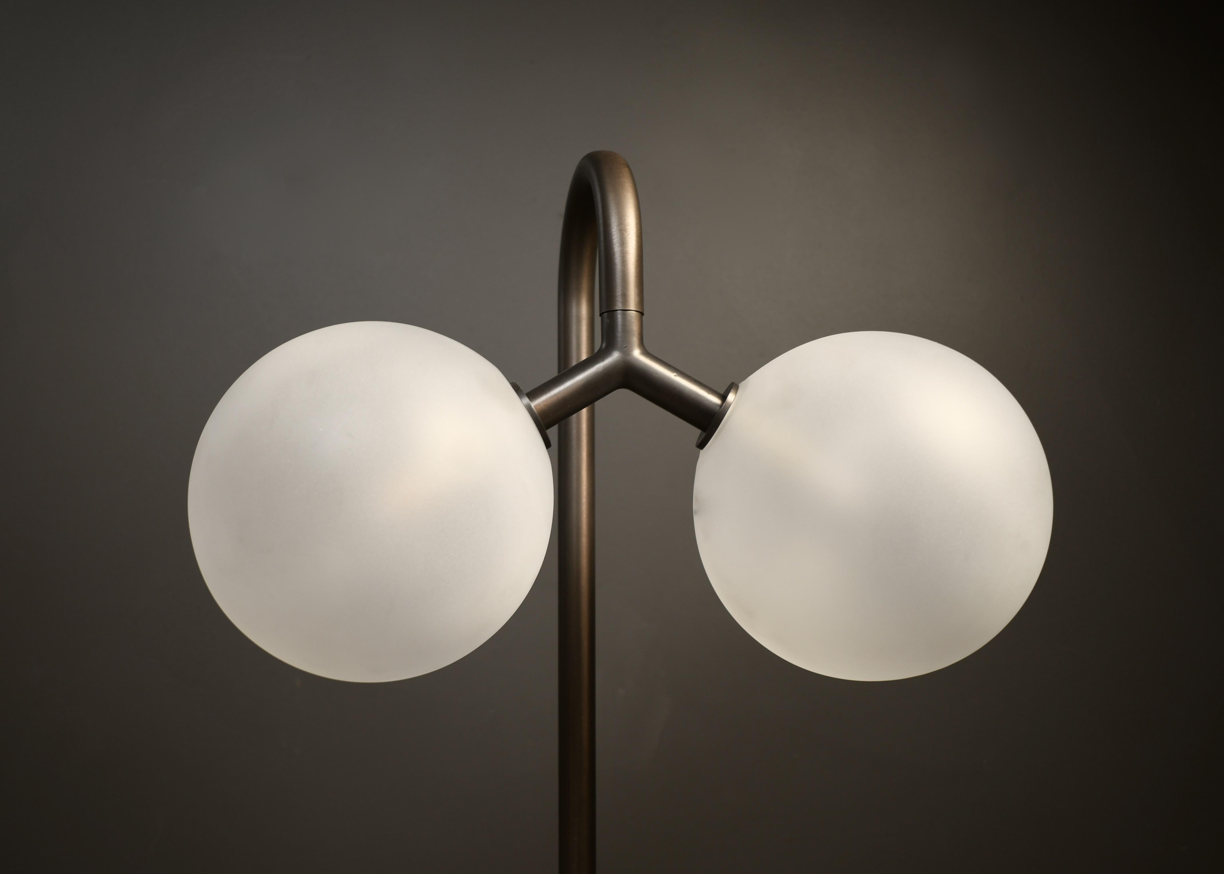 Lámpara de mesa Duo en bronce, vidrio soplado y mármol by Blueprint Lighting Norteamericano en venta