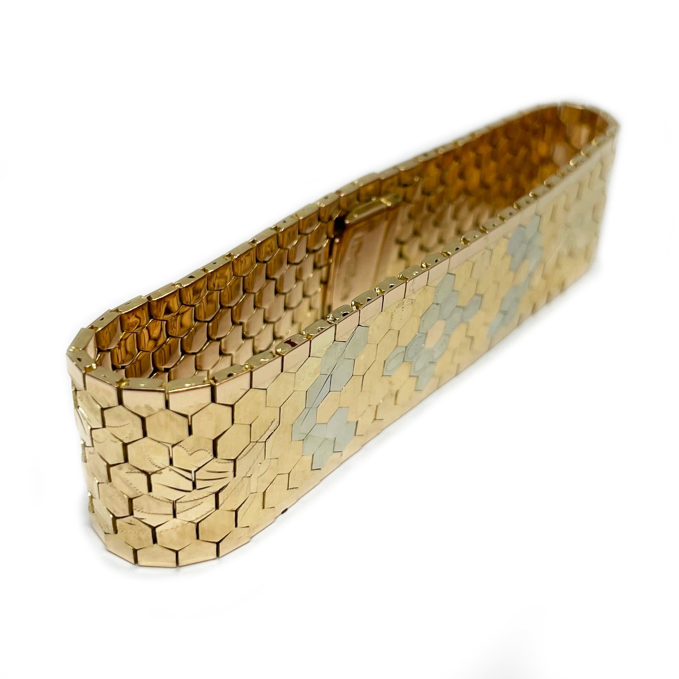 Bracelet en nid d'abeille 18 carats à double tonalité de diamants taillés. Le bracelet présente un motif floral taillé dans des diamants, en or blanc et en or jaune. La face avant du bracelet présente des finitions à la fois texturées et lisses et