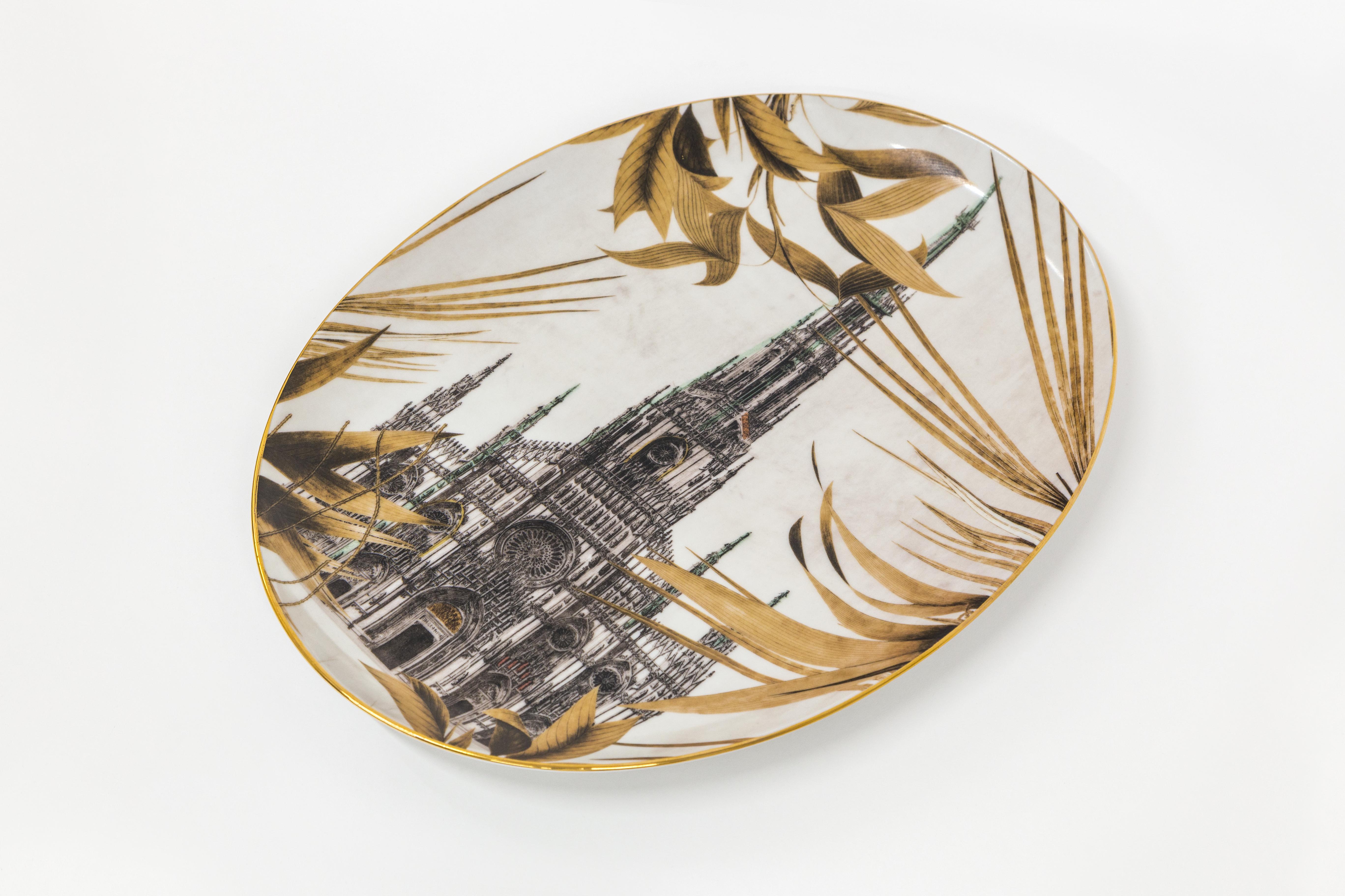 This 28x38cm oval tray is part of Il Duomo che Non c'è collection by Grand Tour by Vito Nesta. The classic and versatile shape is a must-have inside any home to embellish a table or beautify a wall. This tray portrays one of the facades that were