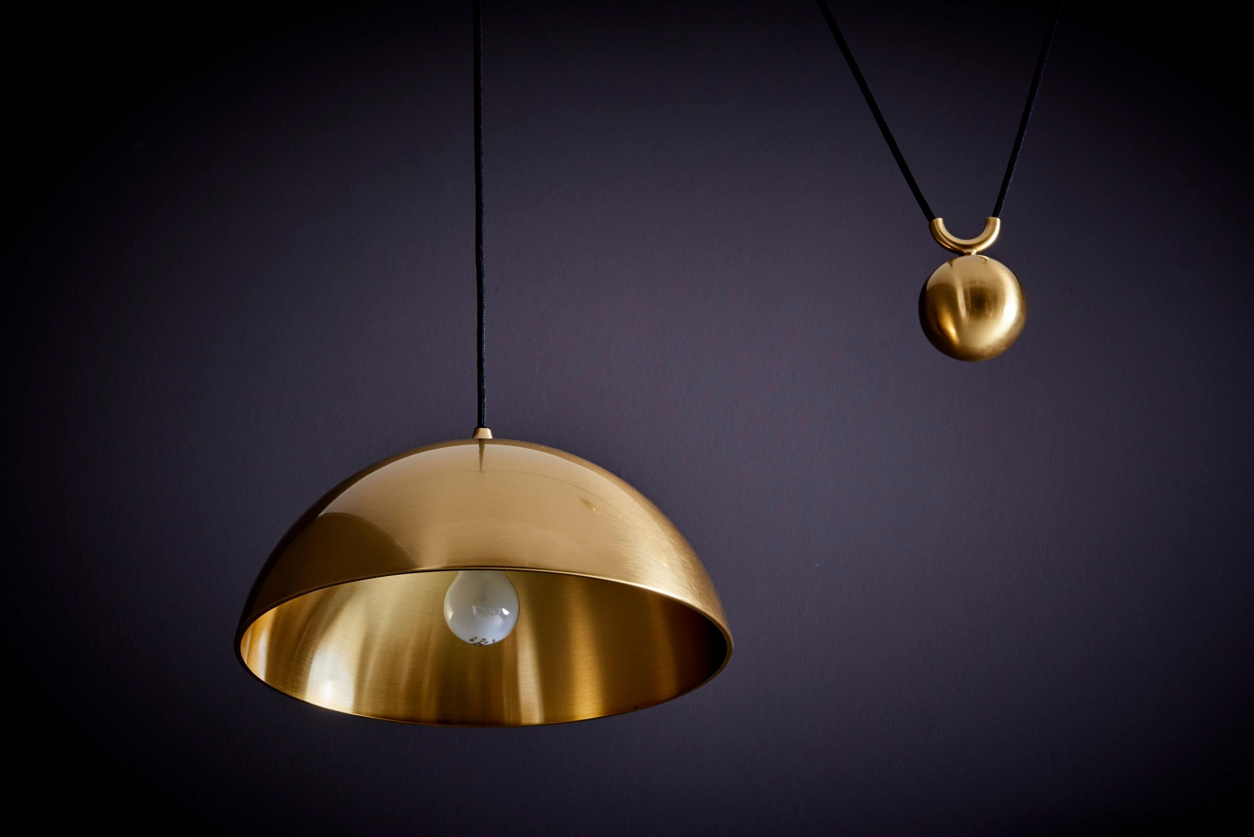 Lampada a sospensione DUOS 36 con tirante laterale in ottone di Florian Schulz, Germania in vendita 1