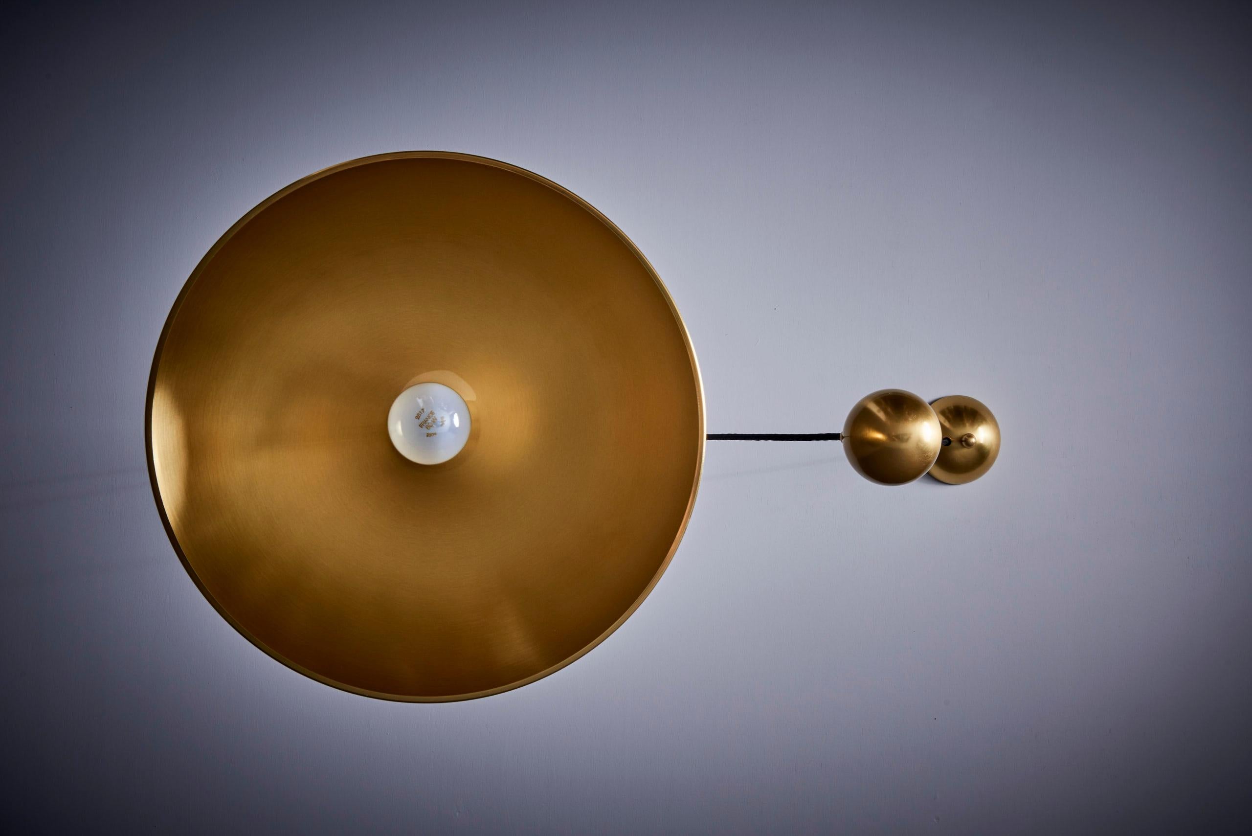Lampada a sospensione DUOS 36 con tirante laterale in ottone di Florian Schulz, Germania in vendita 6