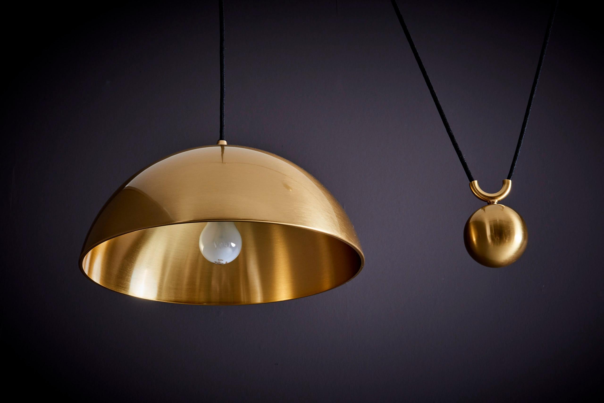 Lampada a sospensione DUOS 36 con tirante laterale in ottone di Florian Schulz, Germania in vendita 7