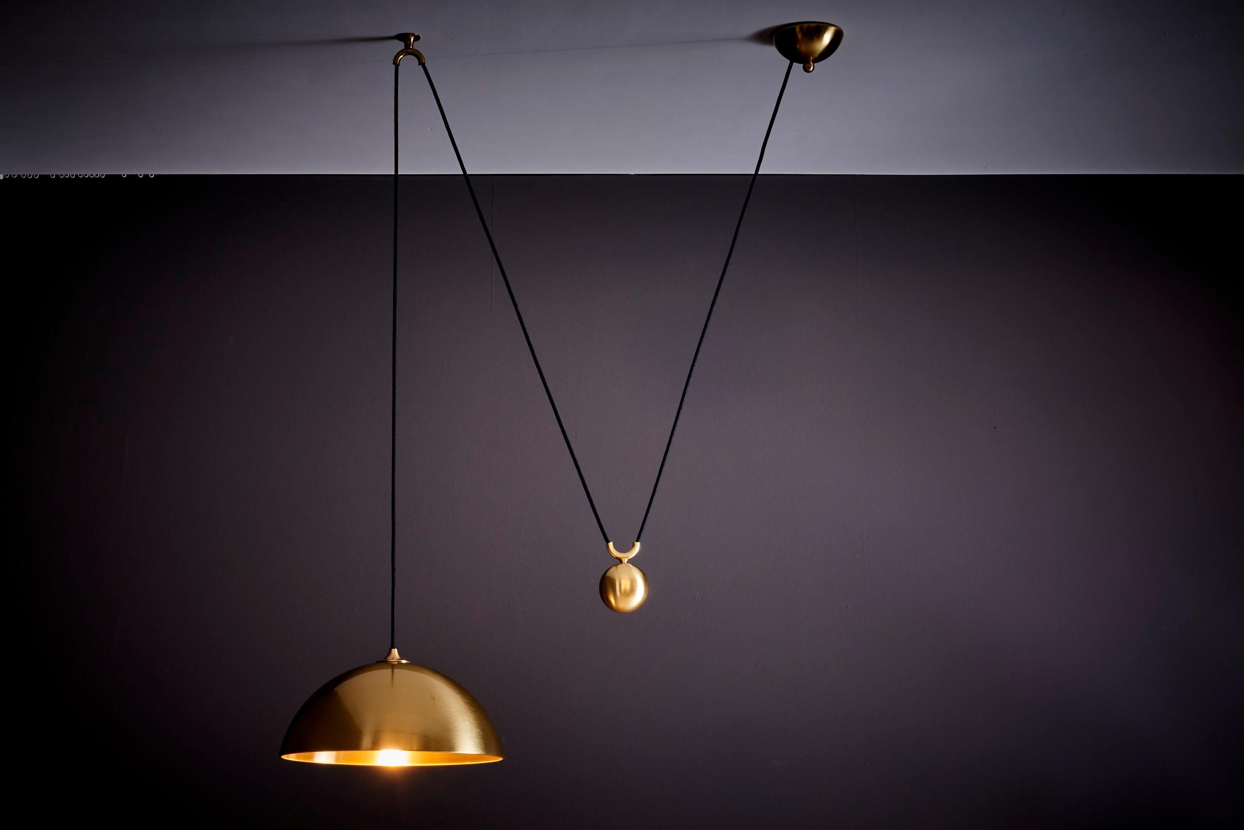 Lampada a sospensione DUOS 36 con tirante laterale in ottone di Florian Schulz, Germania In condizioni ottime in vendita a Berlin, DE