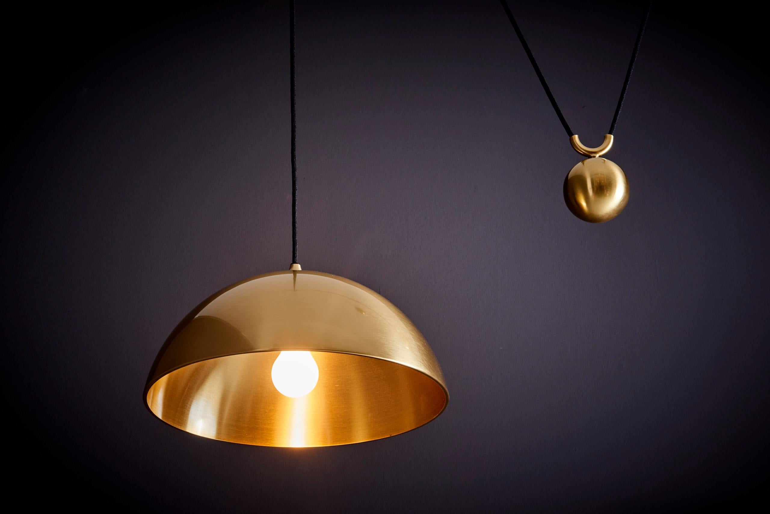 Ottone Lampada a sospensione DUOS 36 con tirante laterale in ottone di Florian Schulz, Germania in vendita