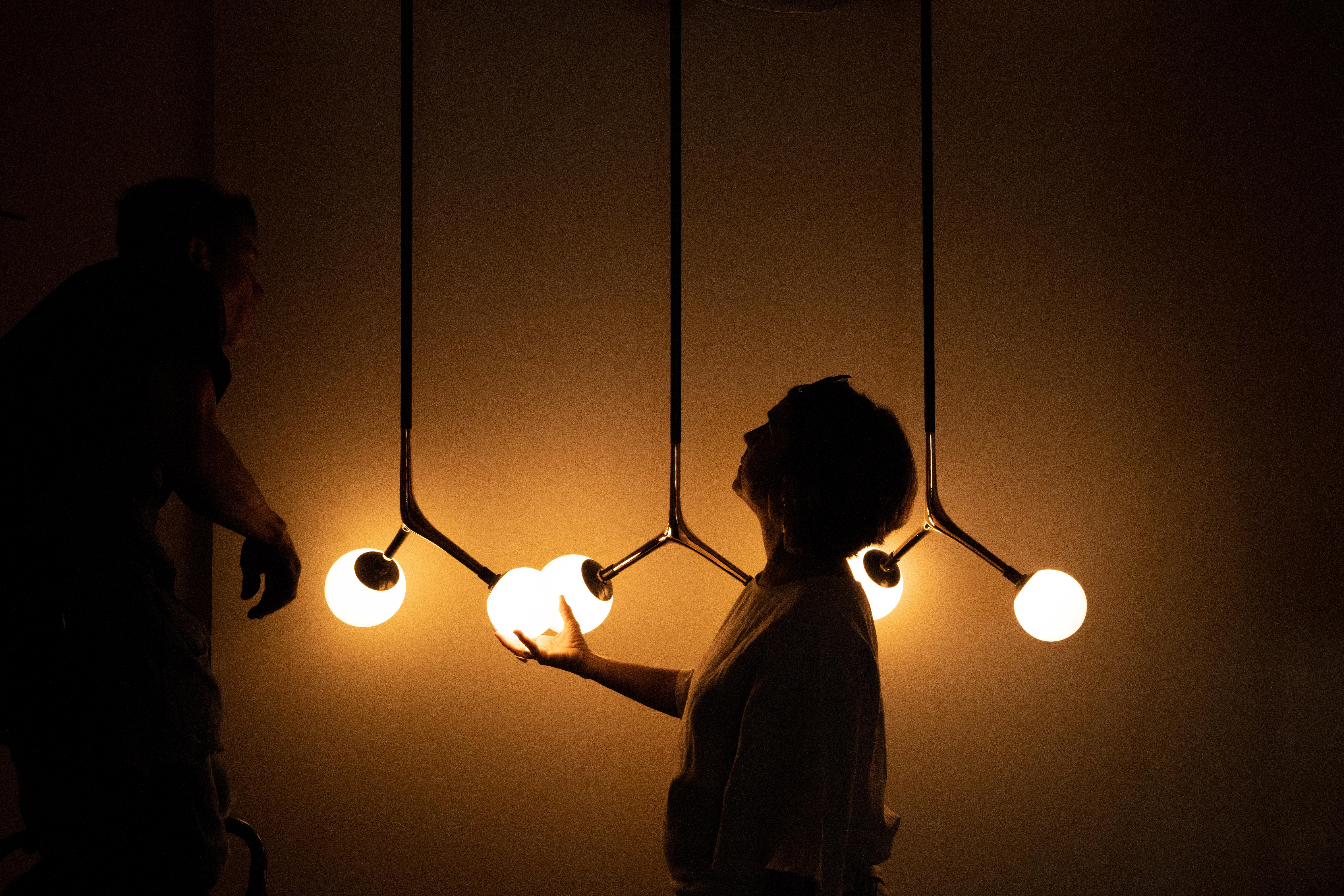Minimalismo Luce a sospensione minimalista DuplaGlobo di porcellana soffiata a mano in vendita