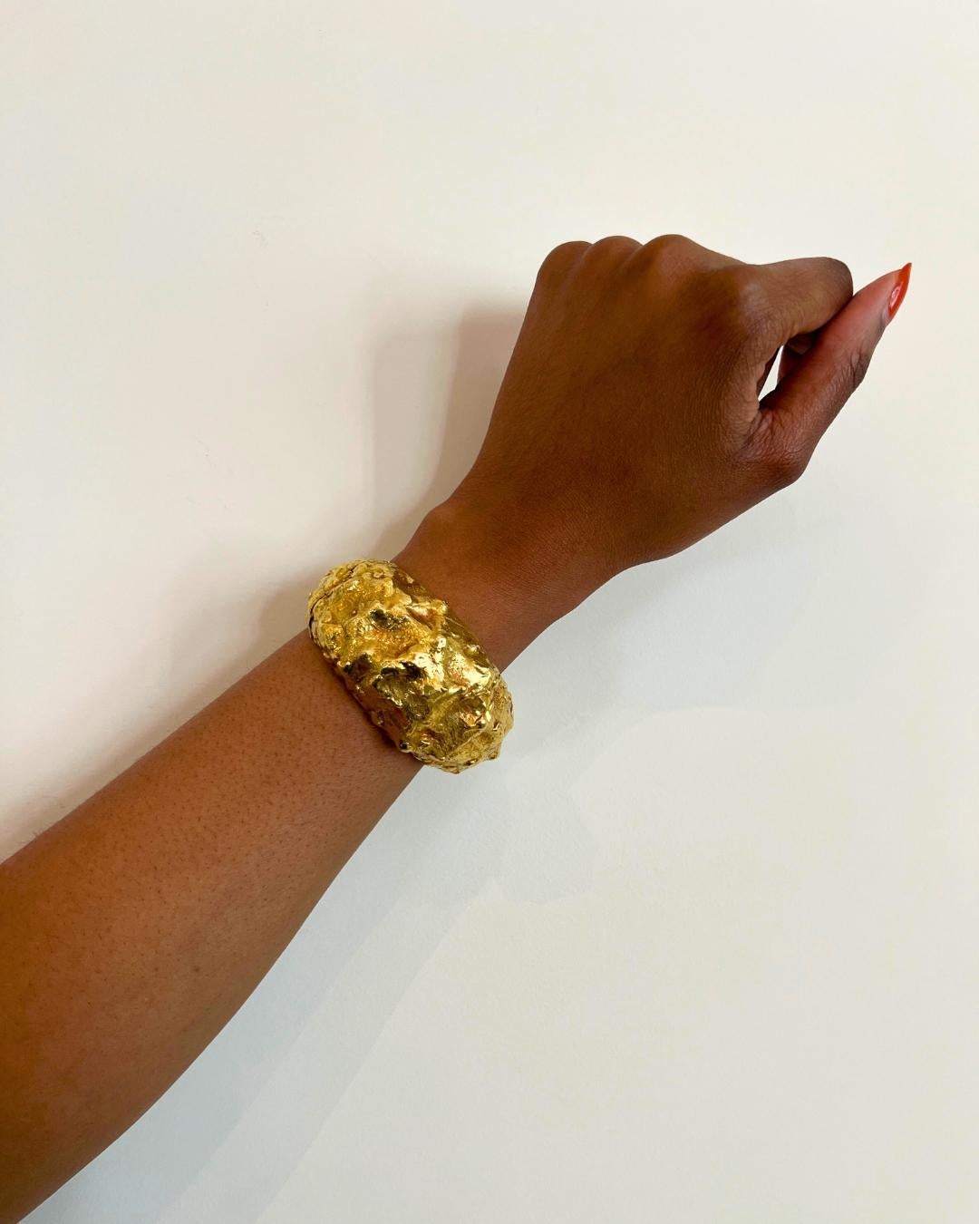 DUPLICATE David Webb 18K Textured Cuff Bracelet Unisexe en vente