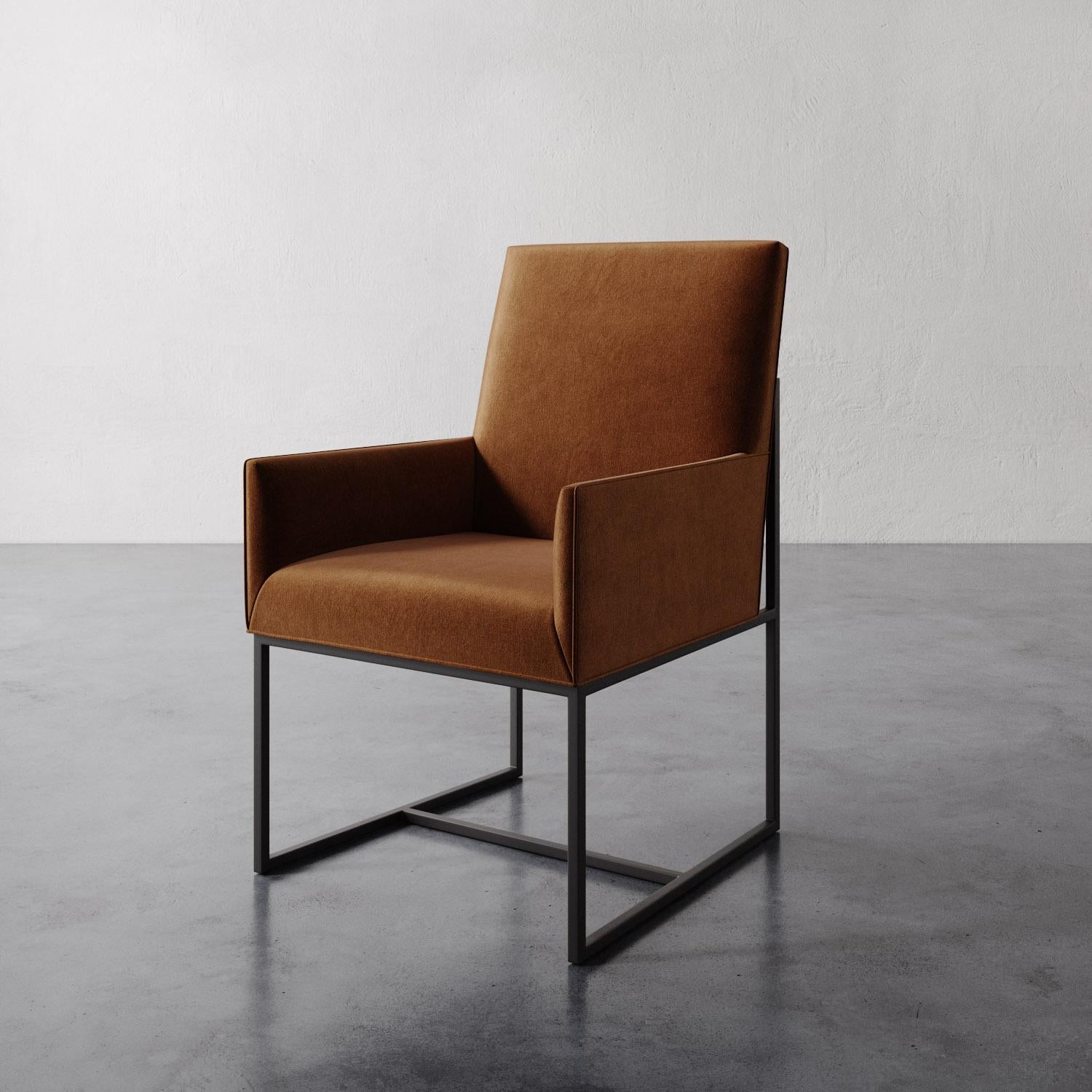 Der Dupont Dining Arm Chair von Lemieux et Cie ist ein Meisterwerk architektonischer Präzision. Sein strukturiertes Metallgestell und seine geradlinige Silhouette erinnern an die ikonischen Entwürfe der Moderne von Mies van der Rohe und Le