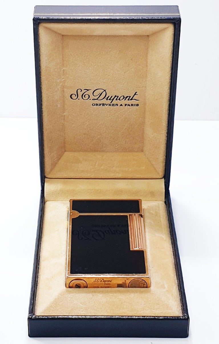 Briquet Dupont Vintage plaqué or et laque de Chine noire sur 1stDibs