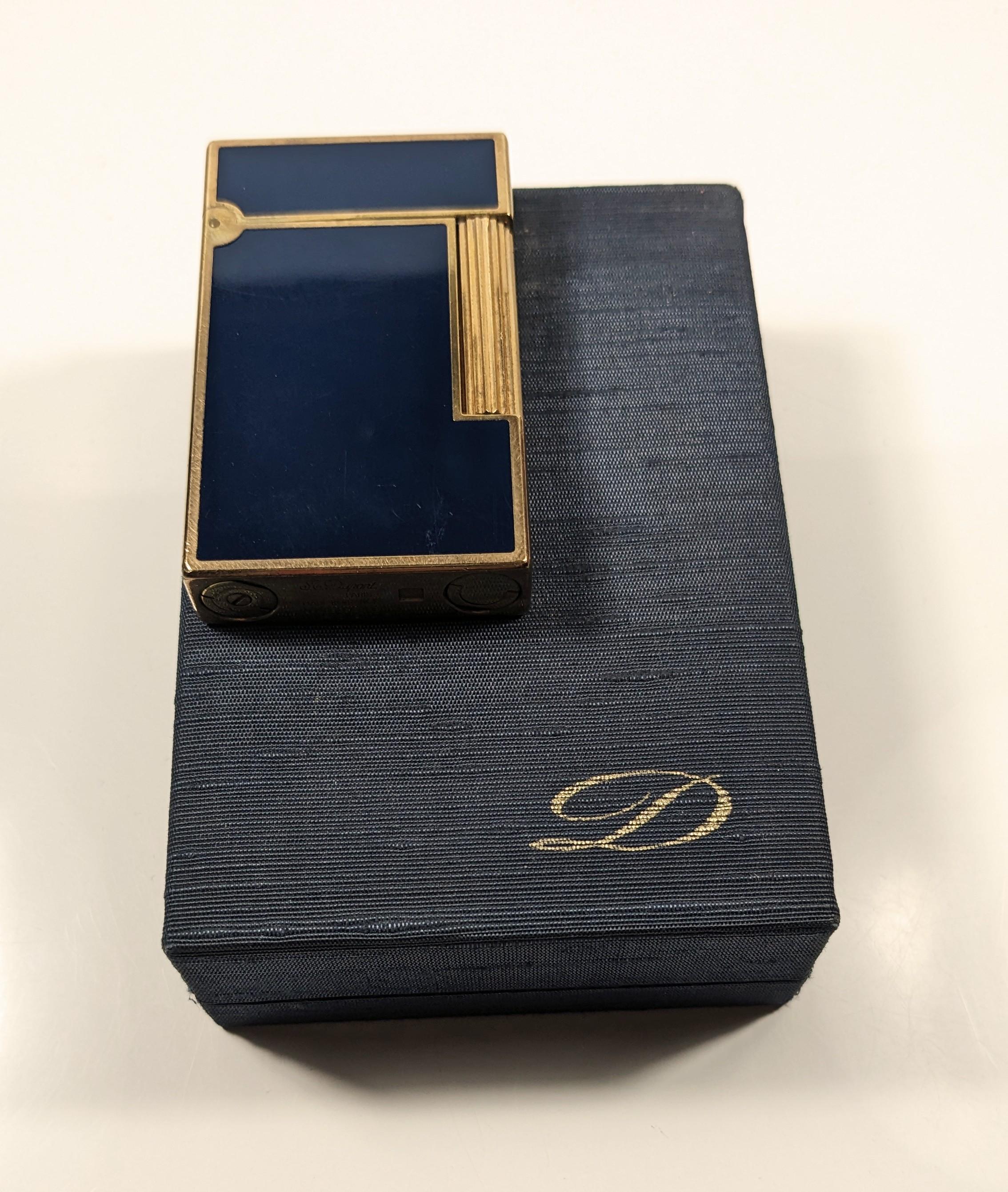 Mouvement esthétique Dupont - Briquet vintage en plaqué or et laque de Chine bleue en vente